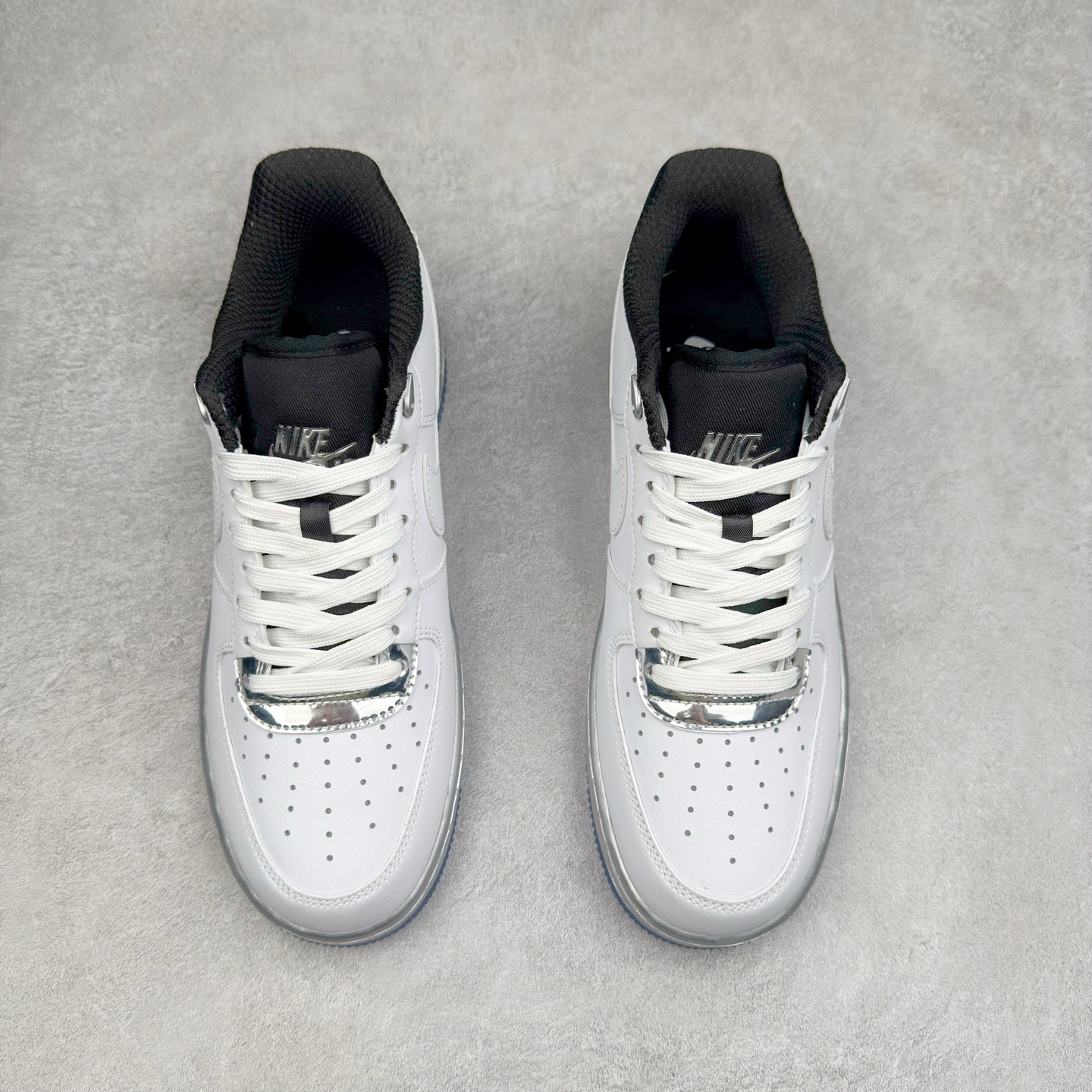 图片[2]-＃XT纯原 NK Air Force 1´07 Low 空军一号低帮百搭休闲运动板鞋 DX6764-100 顶级批次 2022全新楦头鞋型 鱼鳞大底 历时开发三个月 清洁度完美 二维码鞋标 内置芯片及solo气垫 大底高度及其弧度依照正品 钢印 logo刺绣 鞋口弧度 鞋头长度 鞋面冲孔 鞋垫背胶及钢印 完美鞋型对比正品 每一处都是细节满满 柔软、弹性十足的缓震性能和出色的中底设计 横跨复古与现代的外型结合 造就出风靡全球 三十多年的Force 1 直到今天还深受青睐 实拍调校N版已经零色差零失真 百分百还原实物色彩所见即所得 不存在货不对板色差等低级问题 选购参考实物拍摄 不混卖不参货 只用心做好货严格选品 承诺混一赔十 尺码：36 36.5 37.5 38 38.5 39 40 40.5 41 42 42.5 43 44 44.5 45-选品中心