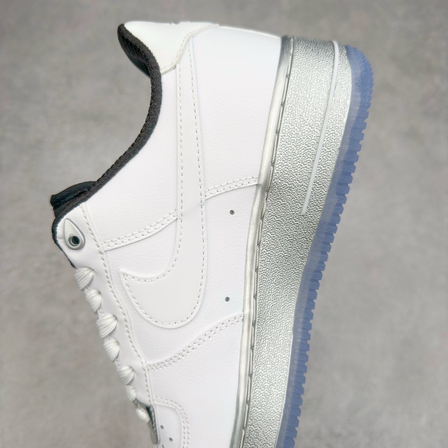 图片[7]-＃XT纯原 NK Air Force 1´07 Low 空军一号低帮百搭休闲运动板鞋 DX6764-100 顶级批次 2022全新楦头鞋型 鱼鳞大底 历时开发三个月 清洁度完美 二维码鞋标 内置芯片及solo气垫 大底高度及其弧度依照正品 钢印 logo刺绣 鞋口弧度 鞋头长度 鞋面冲孔 鞋垫背胶及钢印 完美鞋型对比正品 每一处都是细节满满 柔软、弹性十足的缓震性能和出色的中底设计 横跨复古与现代的外型结合 造就出风靡全球 三十多年的Force 1 直到今天还深受青睐 实拍调校N版已经零色差零失真 百分百还原实物色彩所见即所得 不存在货不对板色差等低级问题 选购参考实物拍摄 不混卖不参货 只用心做好货严格选品 承诺混一赔十 尺码：36 36.5 37.5 38 38.5 39 40 40.5 41 42 42.5 43 44 44.5 45-选品中心