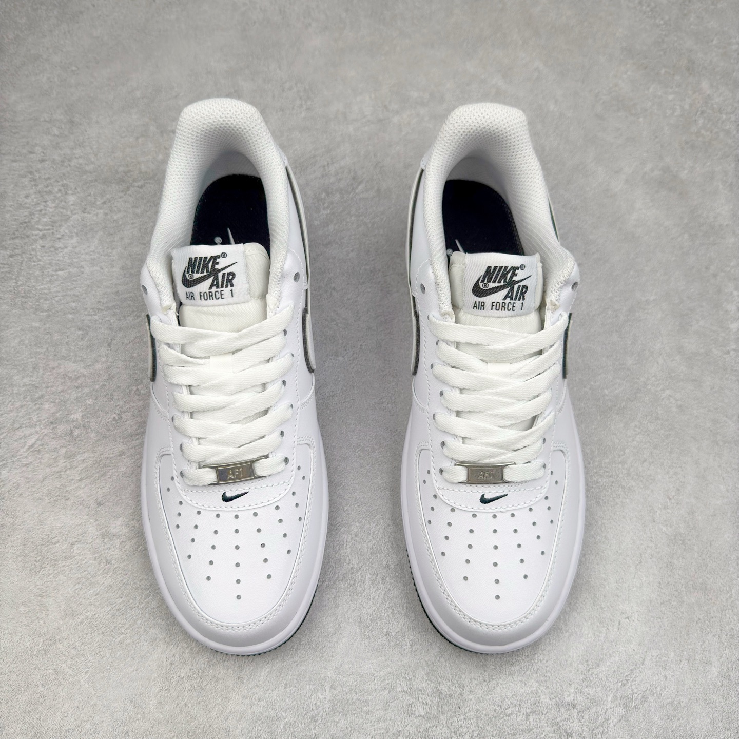 图片[2]-＃XT纯原 NK Air Force 1´07 Low 空军一号低帮百搭休闲运动板鞋 DV0788-103 顶级批次 2022全新楦头鞋型 鱼鳞大底 历时开发三个月 清洁度完美 二维码鞋标 内置芯片及solo气垫 大底高度及其弧度依照正品 钢印 logo刺绣 鞋口弧度 鞋头长度 鞋面冲孔 鞋垫背胶及钢印 完美鞋型对比正品 每一处都是细节满满 柔软、弹性十足的缓震性能和出色的中底设计 横跨复古与现代的外型结合 造就出风靡全球 三十多年的Force 1 直到今天还深受青睐 实拍调校N版已经零色差零失真 百分百还原实物色彩所见即所得 不存在货不对板色差等低级问题 选购参考实物拍摄 不混卖不参货 只用心做好货严格选品 承诺混一赔十 尺码：36 36.5 37.5 38 38.5 39 40 40.5 41 42 42.5 43 44 44.5 45-选品中心