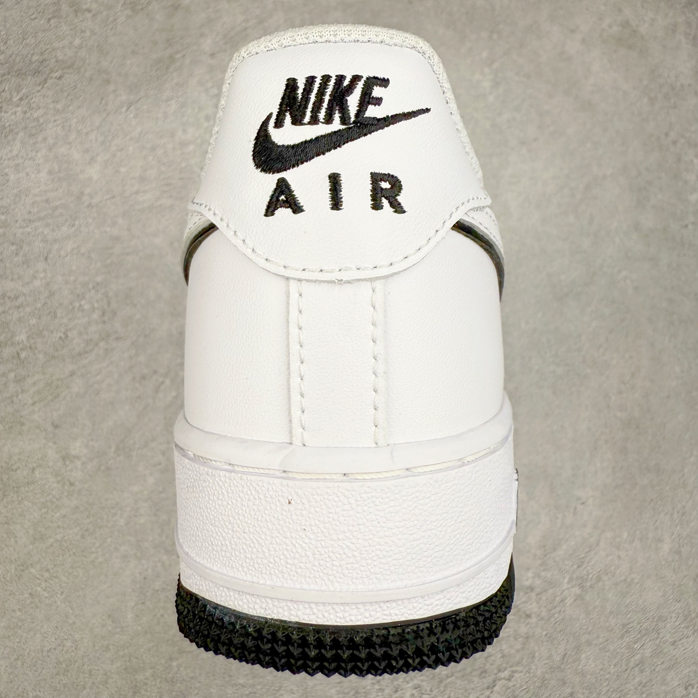 图片[8]-＃XT纯原 NK Air Force 1´07 Low 空军一号低帮百搭休闲运动板鞋 DV0788-103 顶级批次 2022全新楦头鞋型 鱼鳞大底 历时开发三个月 清洁度完美 二维码鞋标 内置芯片及solo气垫 大底高度及其弧度依照正品 钢印 logo刺绣 鞋口弧度 鞋头长度 鞋面冲孔 鞋垫背胶及钢印 完美鞋型对比正品 每一处都是细节满满 柔软、弹性十足的缓震性能和出色的中底设计 横跨复古与现代的外型结合 造就出风靡全球 三十多年的Force 1 直到今天还深受青睐 实拍调校N版已经零色差零失真 百分百还原实物色彩所见即所得 不存在货不对板色差等低级问题 选购参考实物拍摄 不混卖不参货 只用心做好货严格选品 承诺混一赔十 尺码：36 36.5 37.5 38 38.5 39 40 40.5 41 42 42.5 43 44 44.5 45-选品中心