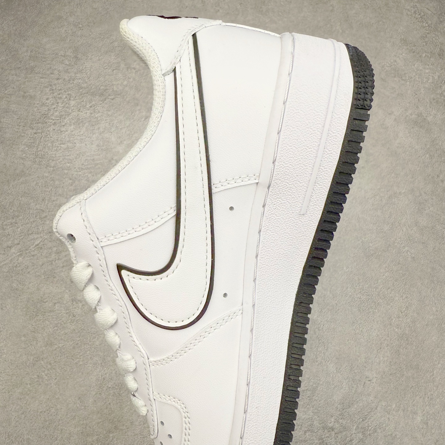 图片[7]-＃XT纯原 NK Air Force 1´07 Low 空军一号低帮百搭休闲运动板鞋 DV0788-103 顶级批次 2022全新楦头鞋型 鱼鳞大底 历时开发三个月 清洁度完美 二维码鞋标 内置芯片及solo气垫 大底高度及其弧度依照正品 钢印 logo刺绣 鞋口弧度 鞋头长度 鞋面冲孔 鞋垫背胶及钢印 完美鞋型对比正品 每一处都是细节满满 柔软、弹性十足的缓震性能和出色的中底设计 横跨复古与现代的外型结合 造就出风靡全球 三十多年的Force 1 直到今天还深受青睐 实拍调校N版已经零色差零失真 百分百还原实物色彩所见即所得 不存在货不对板色差等低级问题 选购参考实物拍摄 不混卖不参货 只用心做好货严格选品 承诺混一赔十 尺码：36 36.5 37.5 38 38.5 39 40 40.5 41 42 42.5 43 44 44.5 45-选品中心