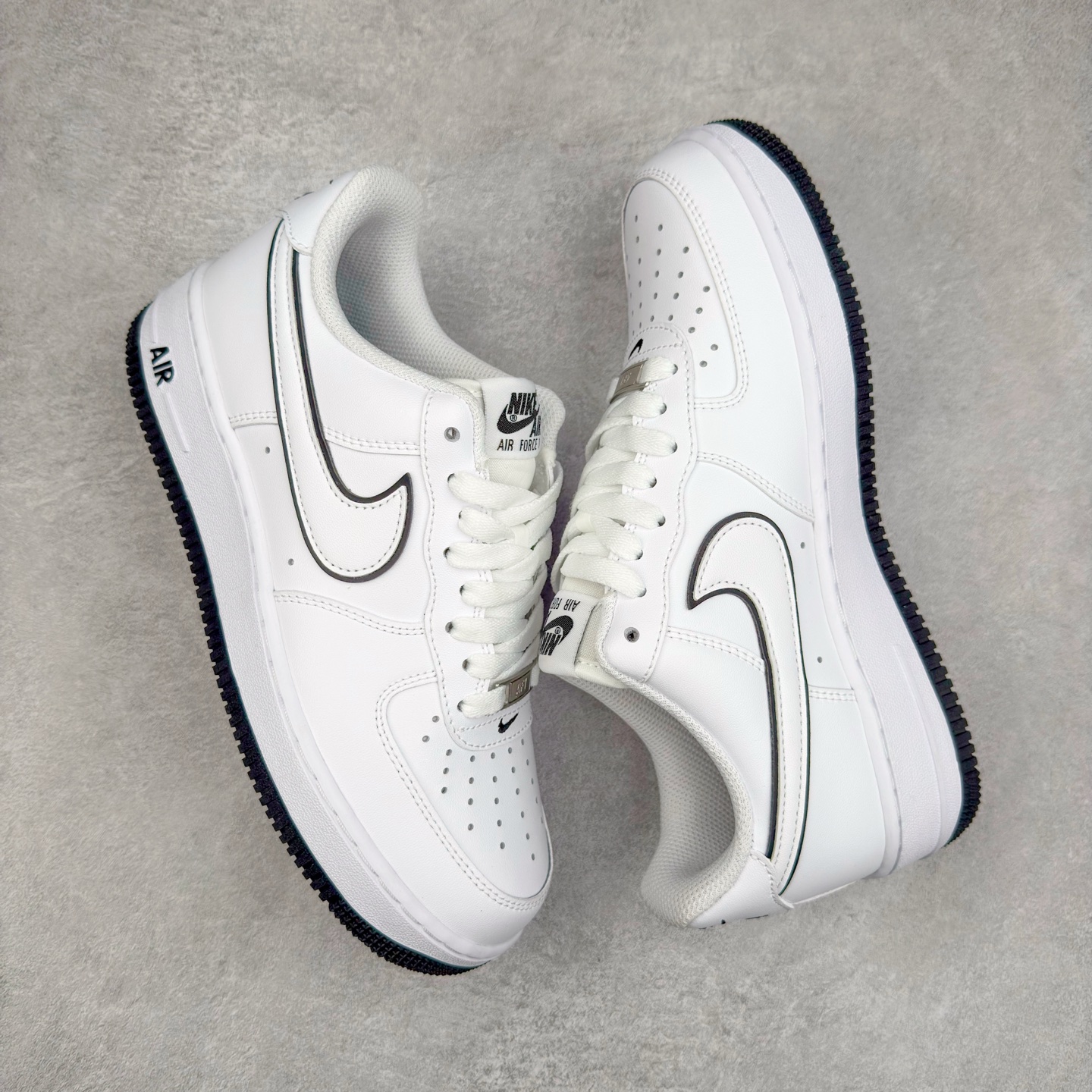 图片[3]-＃XT纯原 NK Air Force 1´07 Low 空军一号低帮百搭休闲运动板鞋 DV0788-103 顶级批次 2022全新楦头鞋型 鱼鳞大底 历时开发三个月 清洁度完美 二维码鞋标 内置芯片及solo气垫 大底高度及其弧度依照正品 钢印 logo刺绣 鞋口弧度 鞋头长度 鞋面冲孔 鞋垫背胶及钢印 完美鞋型对比正品 每一处都是细节满满 柔软、弹性十足的缓震性能和出色的中底设计 横跨复古与现代的外型结合 造就出风靡全球 三十多年的Force 1 直到今天还深受青睐 实拍调校N版已经零色差零失真 百分百还原实物色彩所见即所得 不存在货不对板色差等低级问题 选购参考实物拍摄 不混卖不参货 只用心做好货严格选品 承诺混一赔十 尺码：36 36.5 37.5 38 38.5 39 40 40.5 41 42 42.5 43 44 44.5 45-选品中心