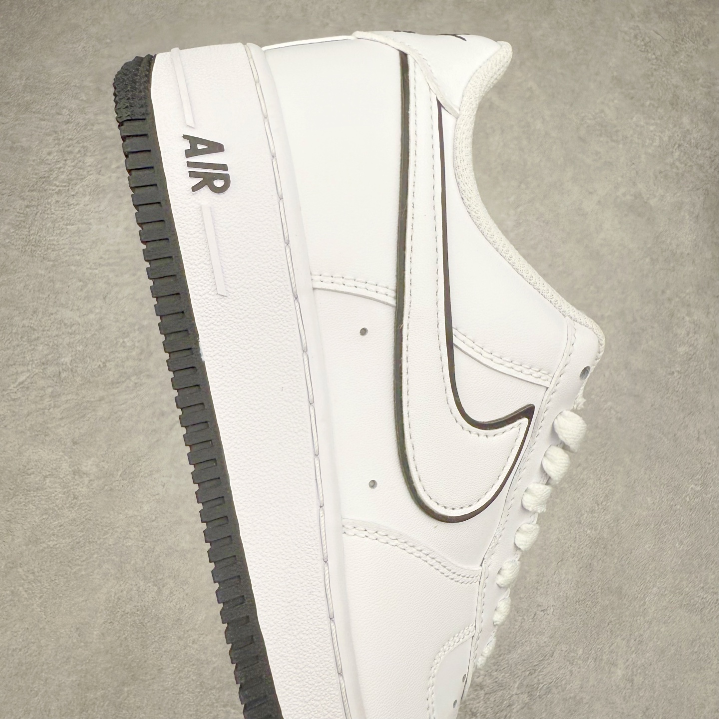 图片[6]-＃XT纯原 NK Air Force 1´07 Low 空军一号低帮百搭休闲运动板鞋 DV0788-103 顶级批次 2022全新楦头鞋型 鱼鳞大底 历时开发三个月 清洁度完美 二维码鞋标 内置芯片及solo气垫 大底高度及其弧度依照正品 钢印 logo刺绣 鞋口弧度 鞋头长度 鞋面冲孔 鞋垫背胶及钢印 完美鞋型对比正品 每一处都是细节满满 柔软、弹性十足的缓震性能和出色的中底设计 横跨复古与现代的外型结合 造就出风靡全球 三十多年的Force 1 直到今天还深受青睐 实拍调校N版已经零色差零失真 百分百还原实物色彩所见即所得 不存在货不对板色差等低级问题 选购参考实物拍摄 不混卖不参货 只用心做好货严格选品 承诺混一赔十 尺码：36 36.5 37.5 38 38.5 39 40 40.5 41 42 42.5 43 44 44.5 45-选品中心