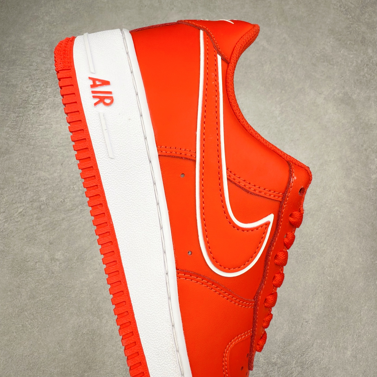 图片[6]-＃XT纯原 NK Air Force 1´07 Low 空军一号低帮百搭休闲运动板鞋 DV0788-600 顶级批次 2022全新楦头鞋型 鱼鳞大底 历时开发三个月 清洁度完美 二维码鞋标 内置芯片及solo气垫 大底高度及其弧度依照正品 钢印 logo刺绣 鞋口弧度 鞋头长度 鞋面冲孔 鞋垫背胶及钢印 完美鞋型对比正品 每一处都是细节满满 柔软、弹性十足的缓震性能和出色的中底设计 横跨复古与现代的外型结合 造就出风靡全球 三十多年的Force 1 直到今天还深受青睐 实拍调校N版已经零色差零失真 百分百还原实物色彩所见即所得 不存在货不对板色差等低级问题 选购参考实物拍摄 不混卖不参货 只用心做好货严格选品 承诺混一赔十 尺码：36 36.5 37.5 38 38.5 39 40 40.5 41 42 42.5 43 44 44.5 45-选品中心