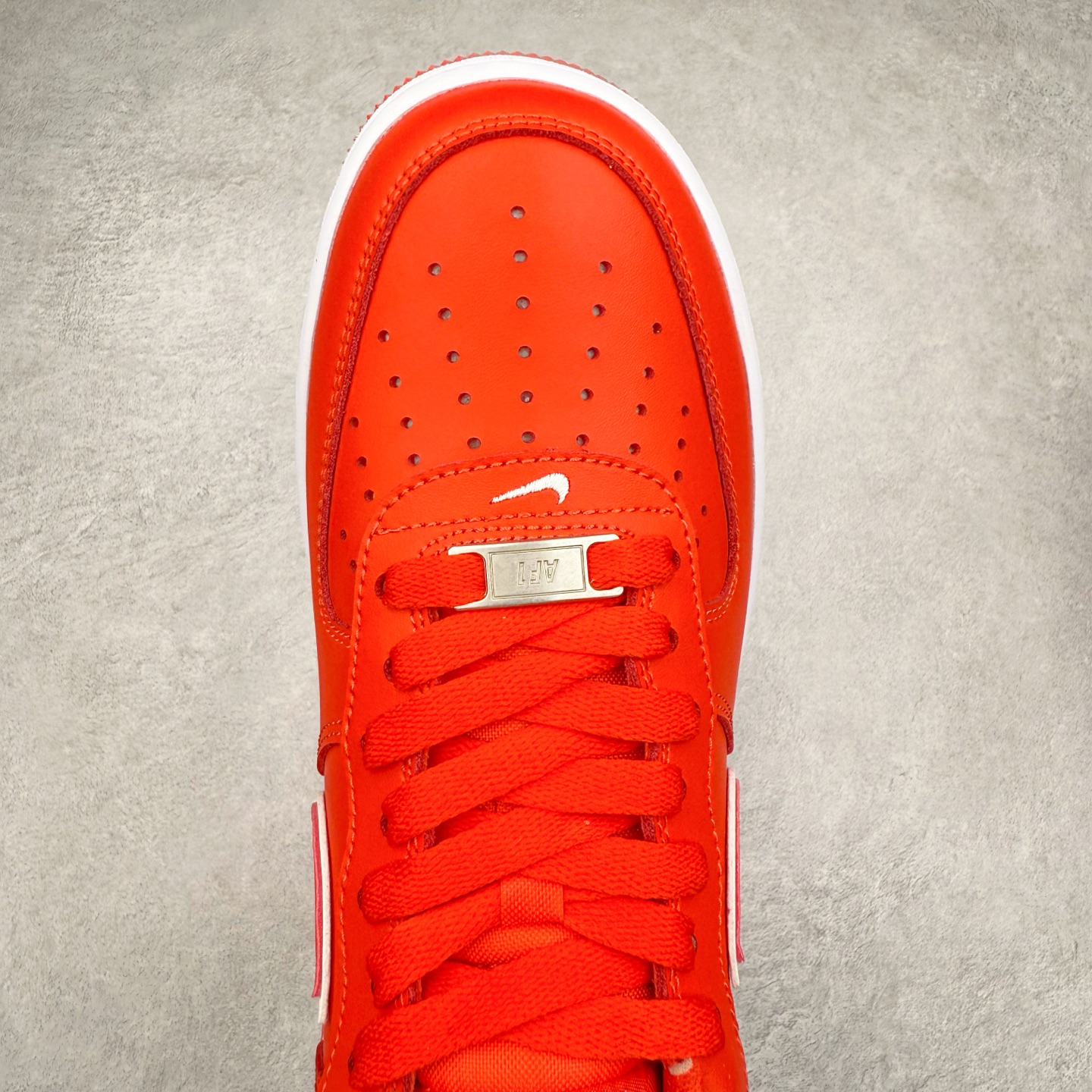 图片[4]-＃XT纯原 NK Air Force 1´07 Low 空军一号低帮百搭休闲运动板鞋 DV0788-600 顶级批次 2022全新楦头鞋型 鱼鳞大底 历时开发三个月 清洁度完美 二维码鞋标 内置芯片及solo气垫 大底高度及其弧度依照正品 钢印 logo刺绣 鞋口弧度 鞋头长度 鞋面冲孔 鞋垫背胶及钢印 完美鞋型对比正品 每一处都是细节满满 柔软、弹性十足的缓震性能和出色的中底设计 横跨复古与现代的外型结合 造就出风靡全球 三十多年的Force 1 直到今天还深受青睐 实拍调校N版已经零色差零失真 百分百还原实物色彩所见即所得 不存在货不对板色差等低级问题 选购参考实物拍摄 不混卖不参货 只用心做好货严格选品 承诺混一赔十 尺码：36 36.5 37.5 38 38.5 39 40 40.5 41 42 42.5 43 44 44.5 45-选品中心