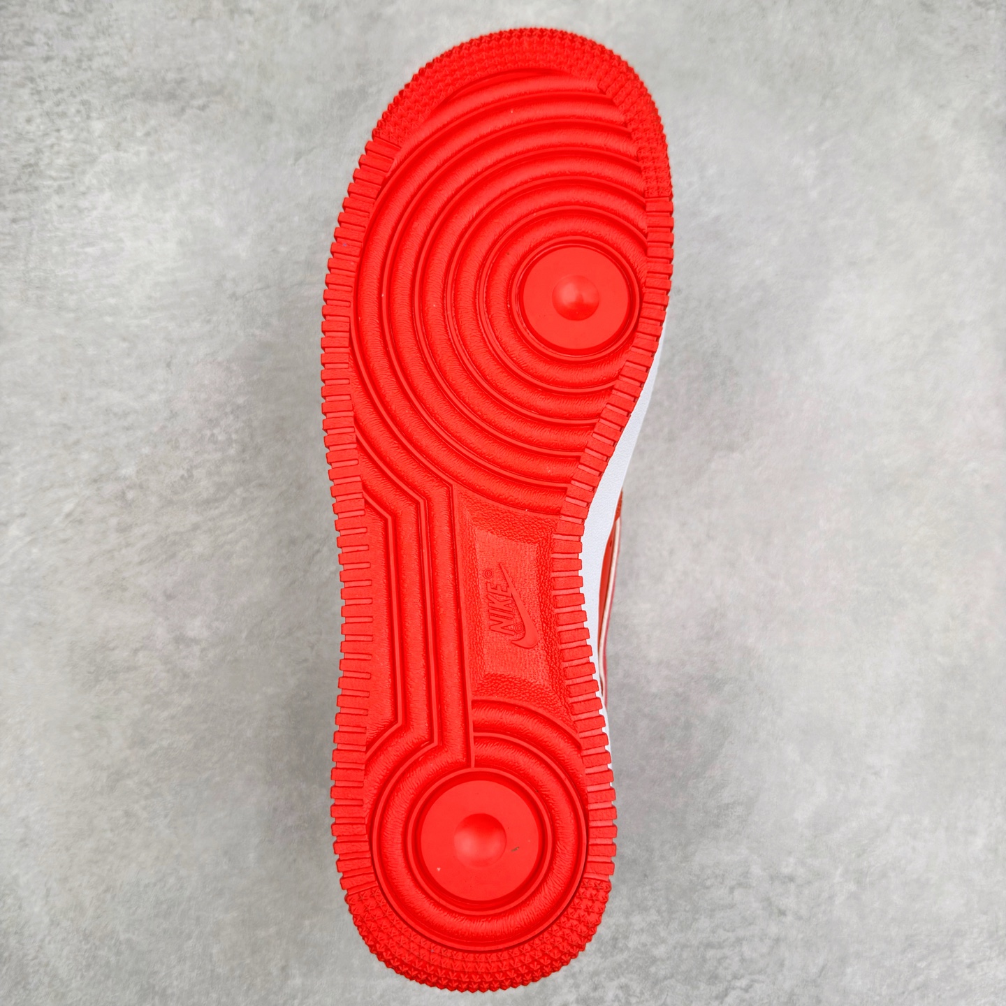 图片[9]-＃XT纯原 NK Air Force 1´07 Low 空军一号低帮百搭休闲运动板鞋 DV0788-600 顶级批次 2022全新楦头鞋型 鱼鳞大底 历时开发三个月 清洁度完美 二维码鞋标 内置芯片及solo气垫 大底高度及其弧度依照正品 钢印 logo刺绣 鞋口弧度 鞋头长度 鞋面冲孔 鞋垫背胶及钢印 完美鞋型对比正品 每一处都是细节满满 柔软、弹性十足的缓震性能和出色的中底设计 横跨复古与现代的外型结合 造就出风靡全球 三十多年的Force 1 直到今天还深受青睐 实拍调校N版已经零色差零失真 百分百还原实物色彩所见即所得 不存在货不对板色差等低级问题 选购参考实物拍摄 不混卖不参货 只用心做好货严格选品 承诺混一赔十 尺码：36 36.5 37.5 38 38.5 39 40 40.5 41 42 42.5 43 44 44.5 45-选品中心