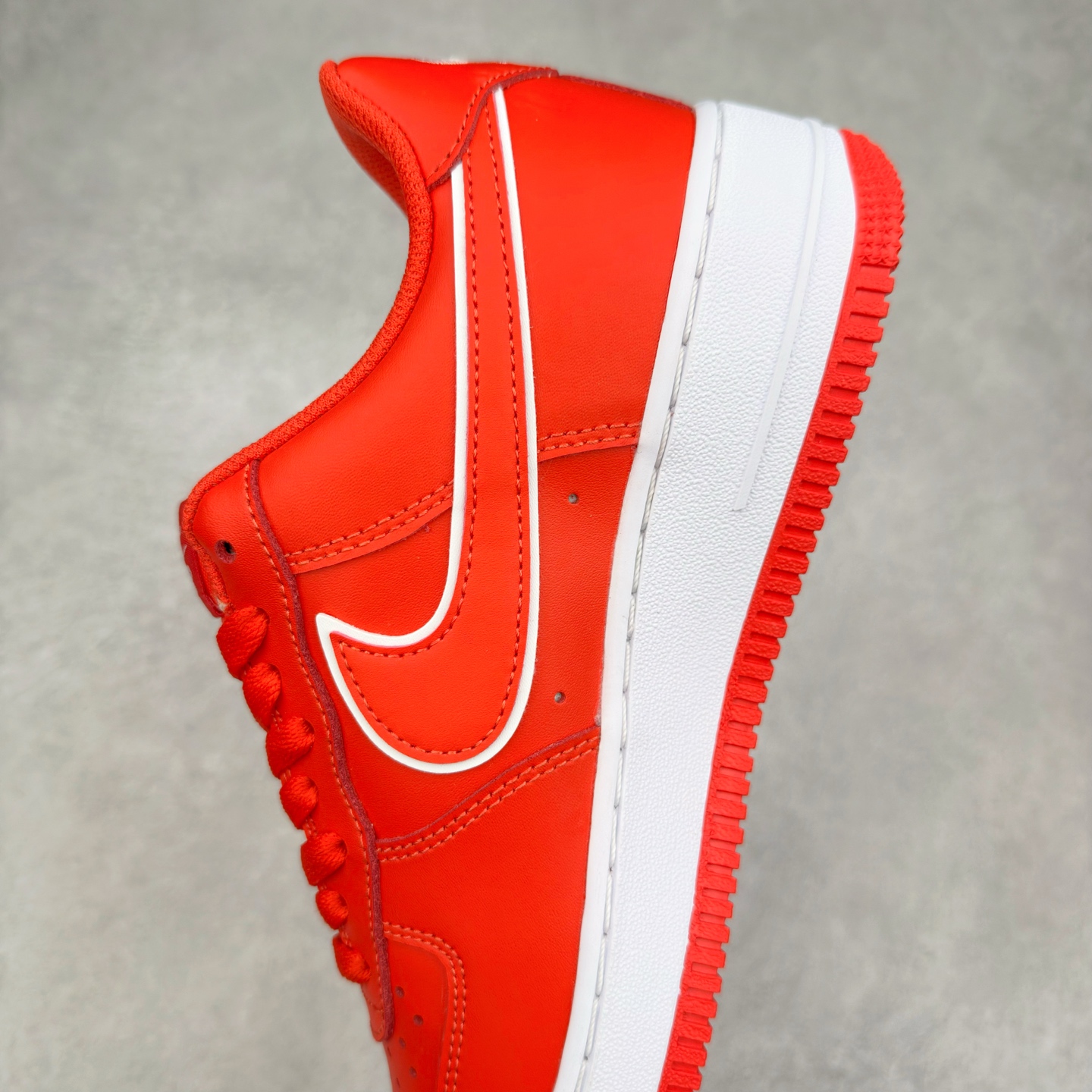 图片[7]-＃XT纯原 NK Air Force 1´07 Low 空军一号低帮百搭休闲运动板鞋 DV0788-600 顶级批次 2022全新楦头鞋型 鱼鳞大底 历时开发三个月 清洁度完美 二维码鞋标 内置芯片及solo气垫 大底高度及其弧度依照正品 钢印 logo刺绣 鞋口弧度 鞋头长度 鞋面冲孔 鞋垫背胶及钢印 完美鞋型对比正品 每一处都是细节满满 柔软、弹性十足的缓震性能和出色的中底设计 横跨复古与现代的外型结合 造就出风靡全球 三十多年的Force 1 直到今天还深受青睐 实拍调校N版已经零色差零失真 百分百还原实物色彩所见即所得 不存在货不对板色差等低级问题 选购参考实物拍摄 不混卖不参货 只用心做好货严格选品 承诺混一赔十 尺码：36 36.5 37.5 38 38.5 39 40 40.5 41 42 42.5 43 44 44.5 45-选品中心