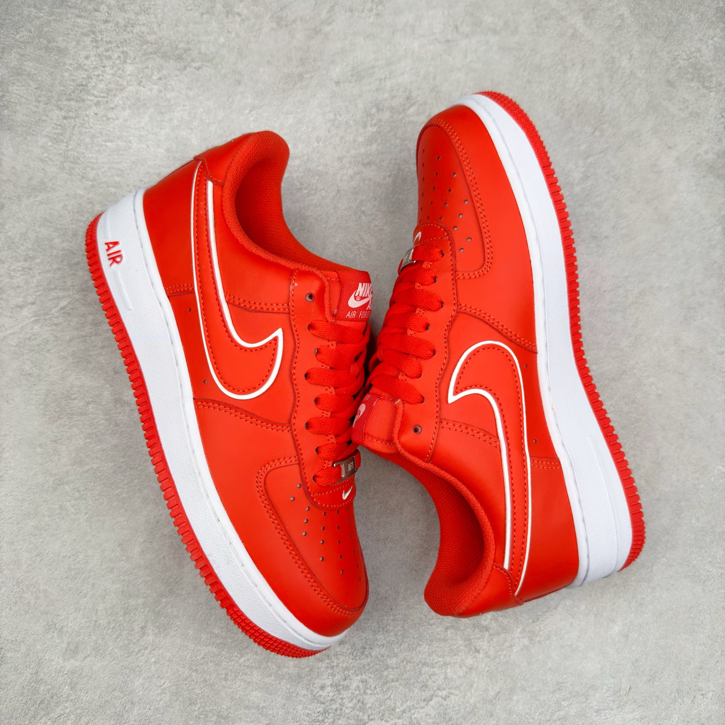 图片[3]-＃XT纯原 NK Air Force 1´07 Low 空军一号低帮百搭休闲运动板鞋 DV0788-600 顶级批次 2022全新楦头鞋型 鱼鳞大底 历时开发三个月 清洁度完美 二维码鞋标 内置芯片及solo气垫 大底高度及其弧度依照正品 钢印 logo刺绣 鞋口弧度 鞋头长度 鞋面冲孔 鞋垫背胶及钢印 完美鞋型对比正品 每一处都是细节满满 柔软、弹性十足的缓震性能和出色的中底设计 横跨复古与现代的外型结合 造就出风靡全球 三十多年的Force 1 直到今天还深受青睐 实拍调校N版已经零色差零失真 百分百还原实物色彩所见即所得 不存在货不对板色差等低级问题 选购参考实物拍摄 不混卖不参货 只用心做好货严格选品 承诺混一赔十 尺码：36 36.5 37.5 38 38.5 39 40 40.5 41 42 42.5 43 44 44.5 45-选品中心