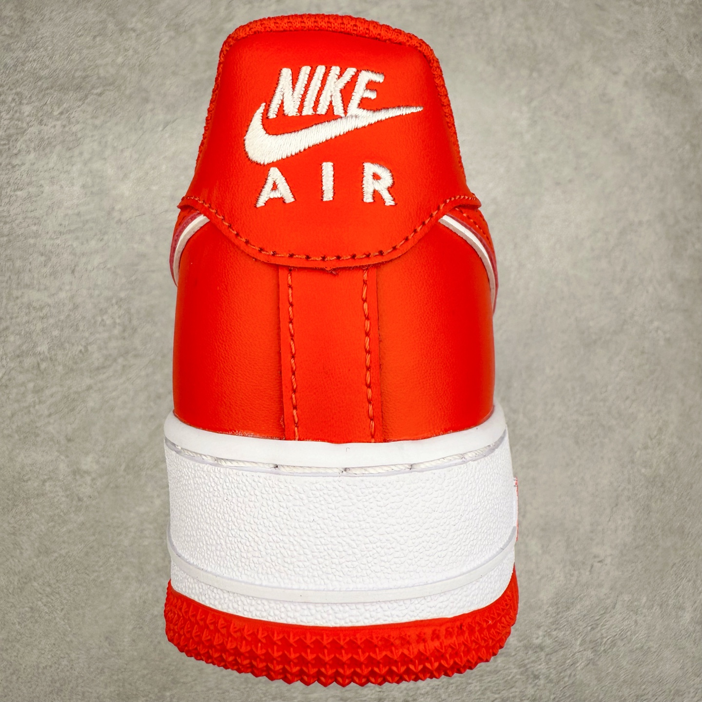 图片[8]-＃XT纯原 NK Air Force 1´07 Low 空军一号低帮百搭休闲运动板鞋 DV0788-600 顶级批次 2022全新楦头鞋型 鱼鳞大底 历时开发三个月 清洁度完美 二维码鞋标 内置芯片及solo气垫 大底高度及其弧度依照正品 钢印 logo刺绣 鞋口弧度 鞋头长度 鞋面冲孔 鞋垫背胶及钢印 完美鞋型对比正品 每一处都是细节满满 柔软、弹性十足的缓震性能和出色的中底设计 横跨复古与现代的外型结合 造就出风靡全球 三十多年的Force 1 直到今天还深受青睐 实拍调校N版已经零色差零失真 百分百还原实物色彩所见即所得 不存在货不对板色差等低级问题 选购参考实物拍摄 不混卖不参货 只用心做好货严格选品 承诺混一赔十 尺码：36 36.5 37.5 38 38.5 39 40 40.5 41 42 42.5 43 44 44.5 45-选品中心