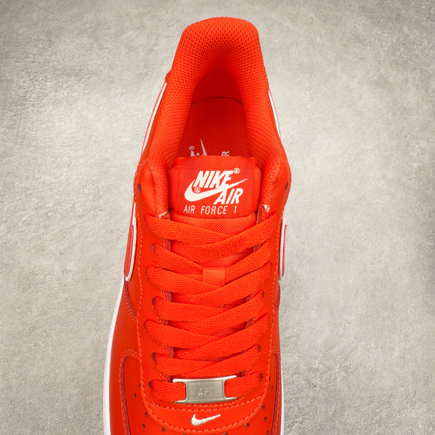 图片[5]-＃XT纯原 NK Air Force 1´07 Low 空军一号低帮百搭休闲运动板鞋 DV0788-600 顶级批次 2022全新楦头鞋型 鱼鳞大底 历时开发三个月 清洁度完美 二维码鞋标 内置芯片及solo气垫 大底高度及其弧度依照正品 钢印 logo刺绣 鞋口弧度 鞋头长度 鞋面冲孔 鞋垫背胶及钢印 完美鞋型对比正品 每一处都是细节满满 柔软、弹性十足的缓震性能和出色的中底设计 横跨复古与现代的外型结合 造就出风靡全球 三十多年的Force 1 直到今天还深受青睐 实拍调校N版已经零色差零失真 百分百还原实物色彩所见即所得 不存在货不对板色差等低级问题 选购参考实物拍摄 不混卖不参货 只用心做好货严格选品 承诺混一赔十 尺码：36 36.5 37.5 38 38.5 39 40 40.5 41 42 42.5 43 44 44.5 45-选品中心