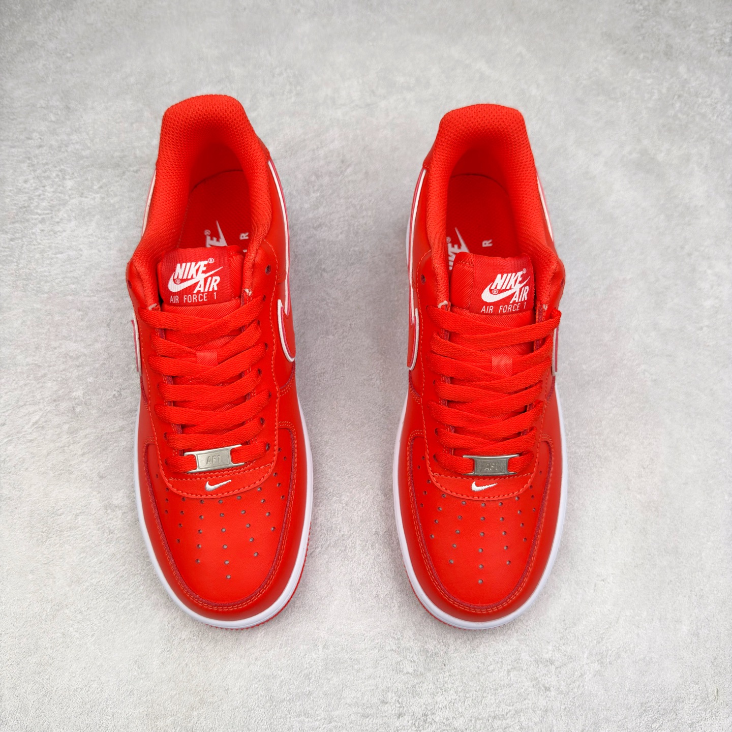 图片[2]-＃XT纯原 NK Air Force 1´07 Low 空军一号低帮百搭休闲运动板鞋 DV0788-600 顶级批次 2022全新楦头鞋型 鱼鳞大底 历时开发三个月 清洁度完美 二维码鞋标 内置芯片及solo气垫 大底高度及其弧度依照正品 钢印 logo刺绣 鞋口弧度 鞋头长度 鞋面冲孔 鞋垫背胶及钢印 完美鞋型对比正品 每一处都是细节满满 柔软、弹性十足的缓震性能和出色的中底设计 横跨复古与现代的外型结合 造就出风靡全球 三十多年的Force 1 直到今天还深受青睐 实拍调校N版已经零色差零失真 百分百还原实物色彩所见即所得 不存在货不对板色差等低级问题 选购参考实物拍摄 不混卖不参货 只用心做好货严格选品 承诺混一赔十 尺码：36 36.5 37.5 38 38.5 39 40 40.5 41 42 42.5 43 44 44.5 45-选品中心