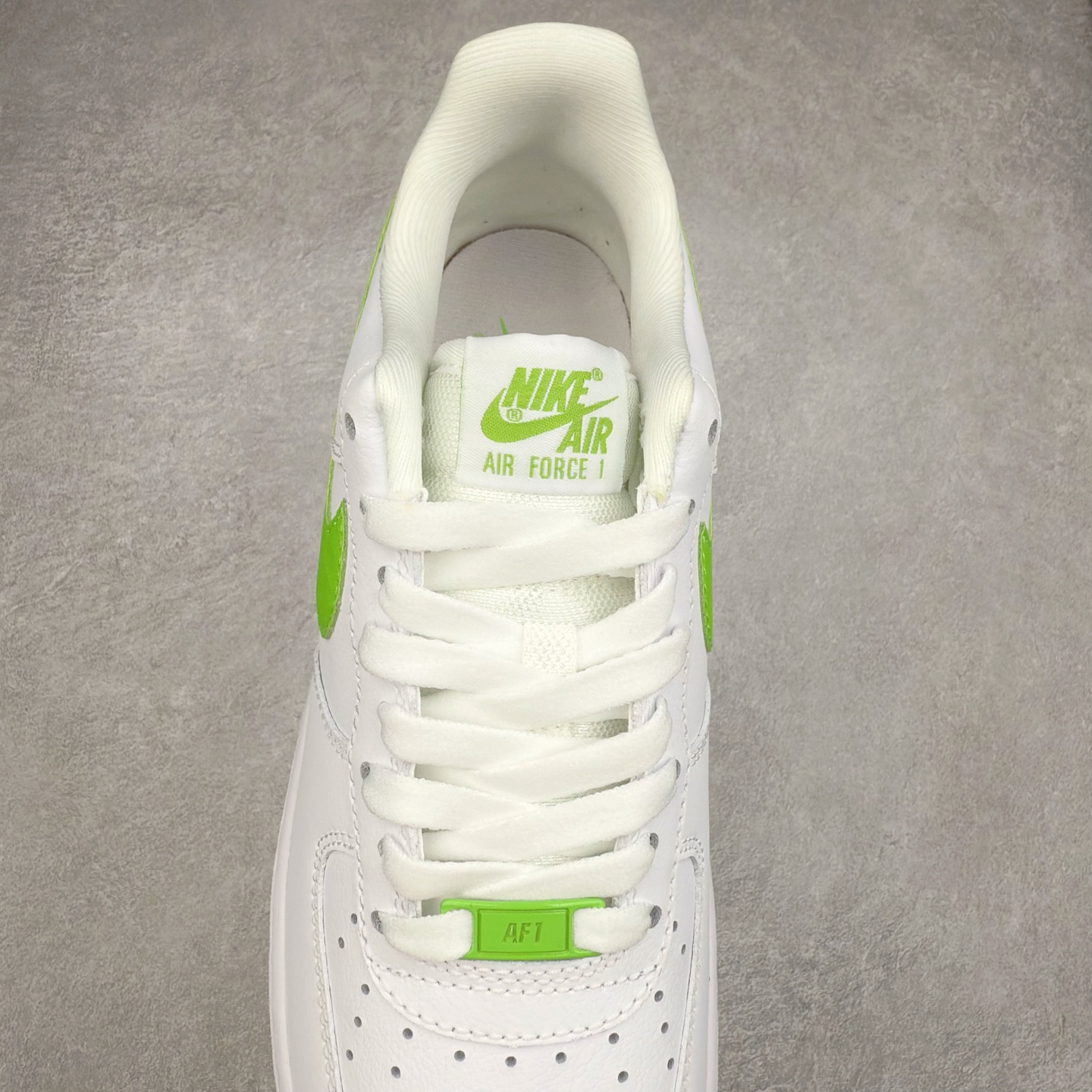 图片[5]-＃XT纯原 NK Air Force 1´07 Low 空军一号低帮百搭休闲运动板鞋 DD8959-112 顶级批次 2022全新楦头鞋型 鱼鳞大底 历时开发三个月 清洁度完美 二维码鞋标 内置芯片及solo气垫 大底高度及其弧度依照正品 钢印 logo刺绣 鞋口弧度 鞋头长度 鞋面冲孔 鞋垫背胶及钢印 完美鞋型对比正品 每一处都是细节满满 柔软、弹性十足的缓震性能和出色的中底设计 横跨复古与现代的外型结合 造就出风靡全球 三十多年的Force 1 直到今天还深受青睐 实拍调校N版已经零色差零失真 百分百还原实物色彩所见即所得 不存在货不对板色差等低级问题 选购参考实物拍摄 不混卖不参货 只用心做好货严格选品 承诺混一赔十 尺码：36 36.5 37.5 38 38.5 39 40 40.5 41 42 42.5 43 44 44.5 45-选品中心