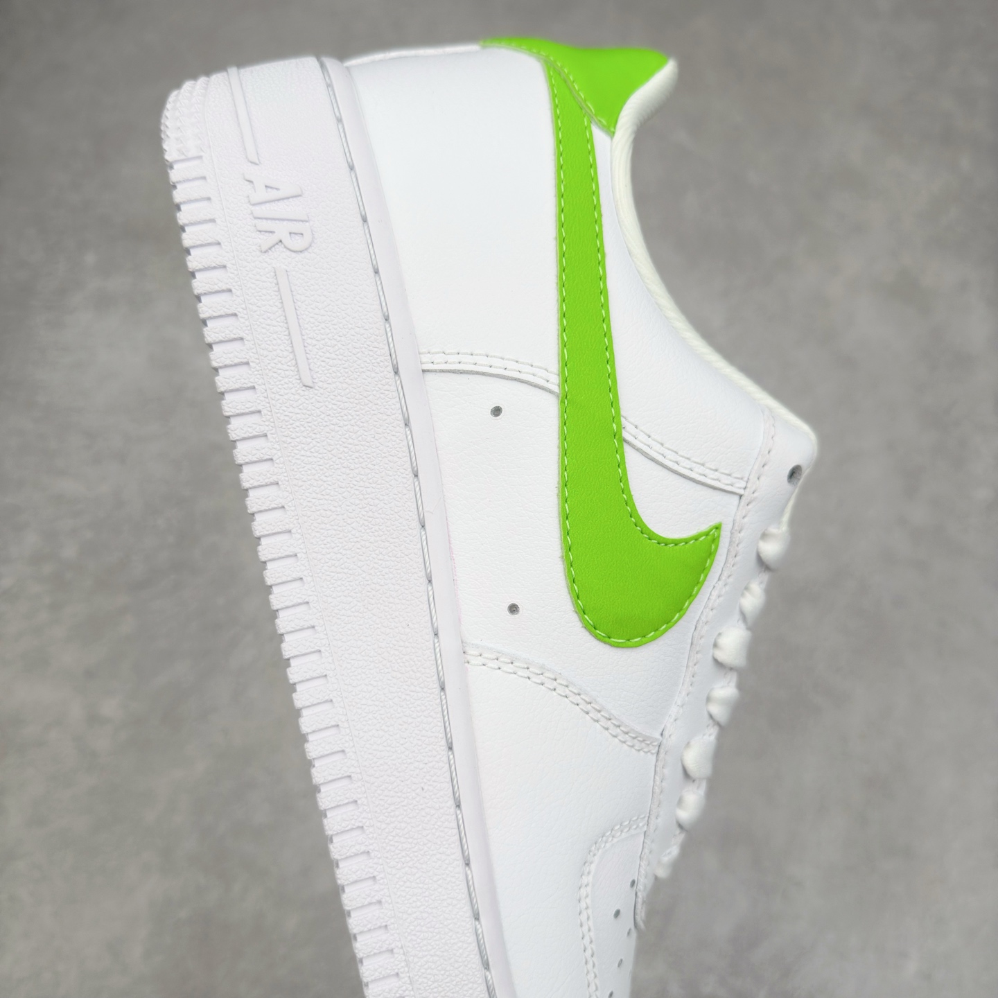 图片[6]-＃XT纯原 NK Air Force 1´07 Low 空军一号低帮百搭休闲运动板鞋 DD8959-112 顶级批次 2022全新楦头鞋型 鱼鳞大底 历时开发三个月 清洁度完美 二维码鞋标 内置芯片及solo气垫 大底高度及其弧度依照正品 钢印 logo刺绣 鞋口弧度 鞋头长度 鞋面冲孔 鞋垫背胶及钢印 完美鞋型对比正品 每一处都是细节满满 柔软、弹性十足的缓震性能和出色的中底设计 横跨复古与现代的外型结合 造就出风靡全球 三十多年的Force 1 直到今天还深受青睐 实拍调校N版已经零色差零失真 百分百还原实物色彩所见即所得 不存在货不对板色差等低级问题 选购参考实物拍摄 不混卖不参货 只用心做好货严格选品 承诺混一赔十 尺码：36 36.5 37.5 38 38.5 39 40 40.5 41 42 42.5 43 44 44.5 45-选品中心