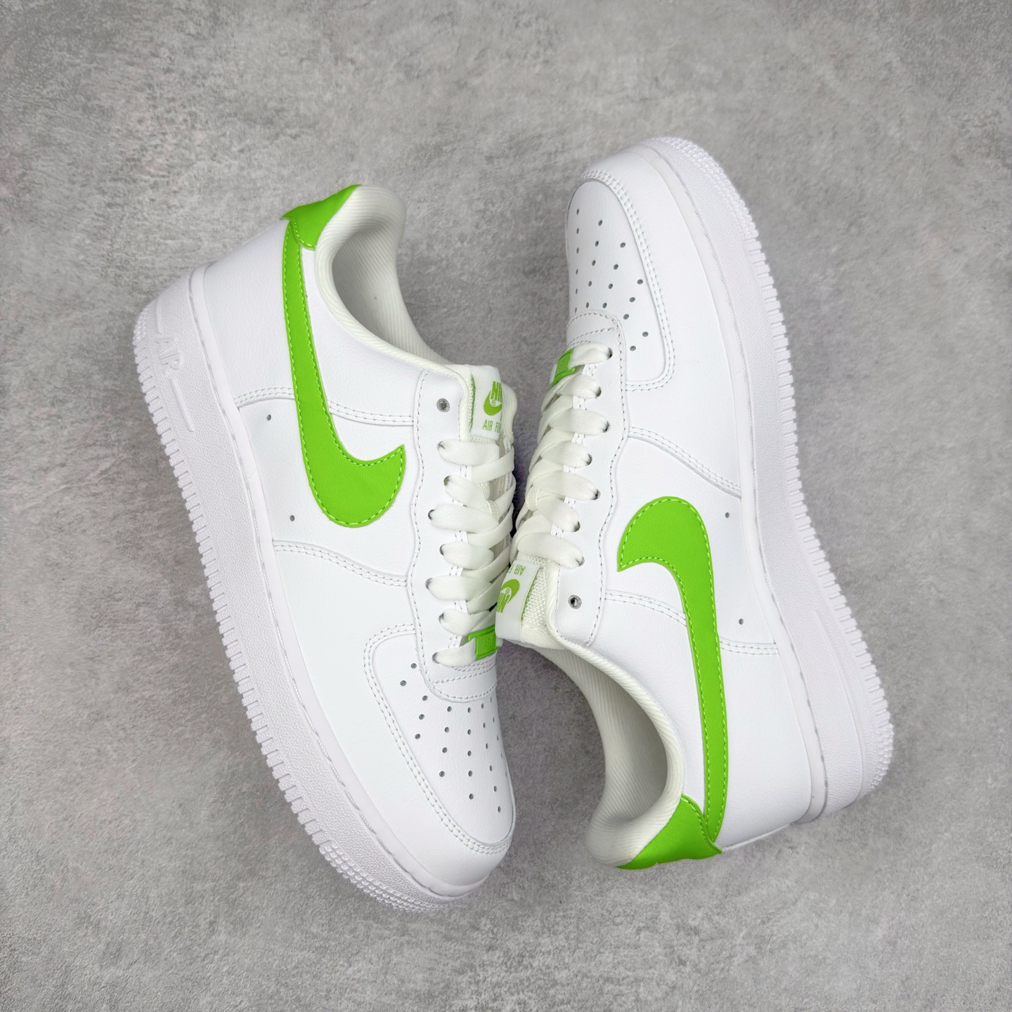 图片[3]-＃XT纯原 NK Air Force 1´07 Low 空军一号低帮百搭休闲运动板鞋 DD8959-112 顶级批次 2022全新楦头鞋型 鱼鳞大底 历时开发三个月 清洁度完美 二维码鞋标 内置芯片及solo气垫 大底高度及其弧度依照正品 钢印 logo刺绣 鞋口弧度 鞋头长度 鞋面冲孔 鞋垫背胶及钢印 完美鞋型对比正品 每一处都是细节满满 柔软、弹性十足的缓震性能和出色的中底设计 横跨复古与现代的外型结合 造就出风靡全球 三十多年的Force 1 直到今天还深受青睐 实拍调校N版已经零色差零失真 百分百还原实物色彩所见即所得 不存在货不对板色差等低级问题 选购参考实物拍摄 不混卖不参货 只用心做好货严格选品 承诺混一赔十 尺码：36 36.5 37.5 38 38.5 39 40 40.5 41 42 42.5 43 44 44.5 45-选品中心