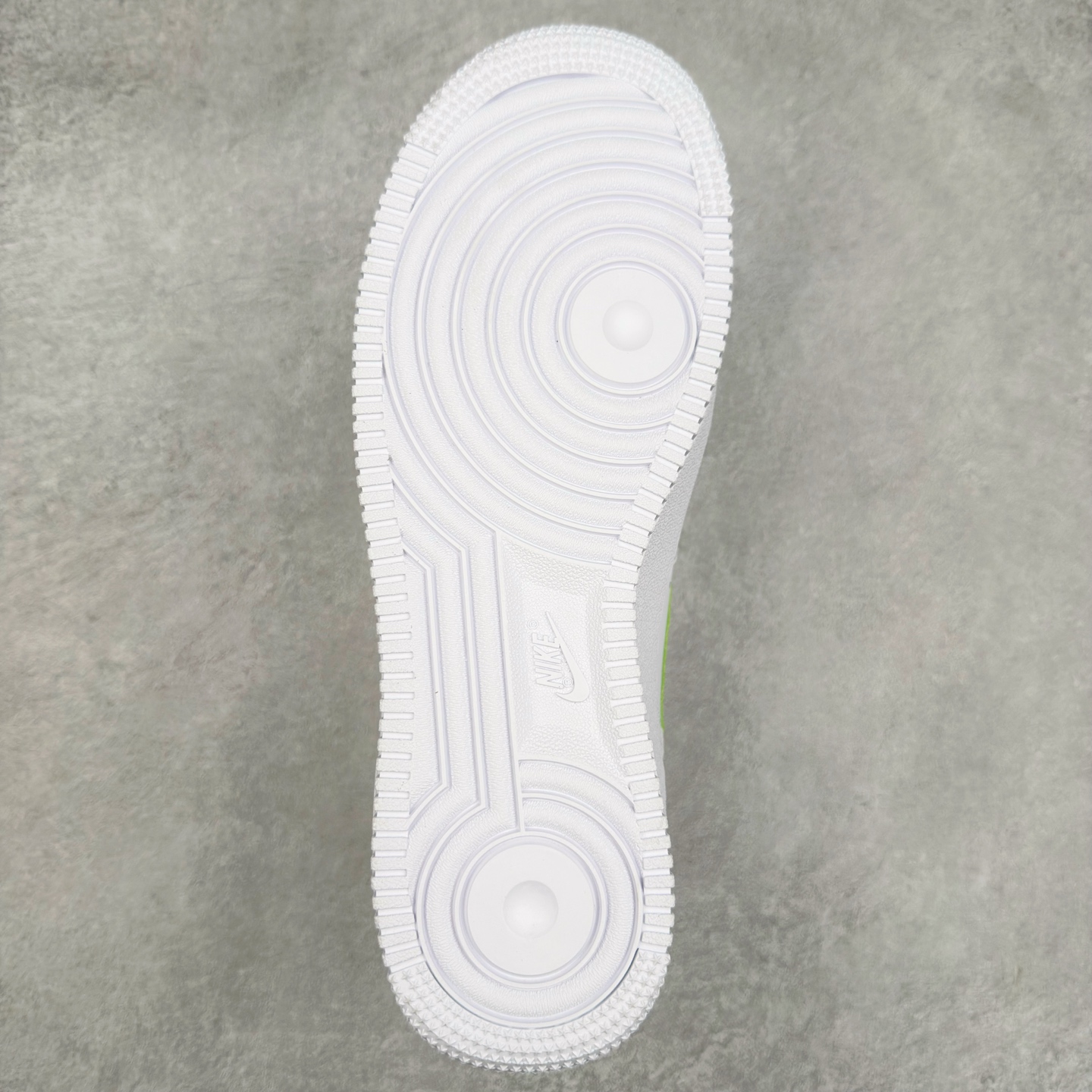 图片[9]-＃XT纯原 NK Air Force 1´07 Low 空军一号低帮百搭休闲运动板鞋 DD8959-112 顶级批次 2022全新楦头鞋型 鱼鳞大底 历时开发三个月 清洁度完美 二维码鞋标 内置芯片及solo气垫 大底高度及其弧度依照正品 钢印 logo刺绣 鞋口弧度 鞋头长度 鞋面冲孔 鞋垫背胶及钢印 完美鞋型对比正品 每一处都是细节满满 柔软、弹性十足的缓震性能和出色的中底设计 横跨复古与现代的外型结合 造就出风靡全球 三十多年的Force 1 直到今天还深受青睐 实拍调校N版已经零色差零失真 百分百还原实物色彩所见即所得 不存在货不对板色差等低级问题 选购参考实物拍摄 不混卖不参货 只用心做好货严格选品 承诺混一赔十 尺码：36 36.5 37.5 38 38.5 39 40 40.5 41 42 42.5 43 44 44.5 45-选品中心