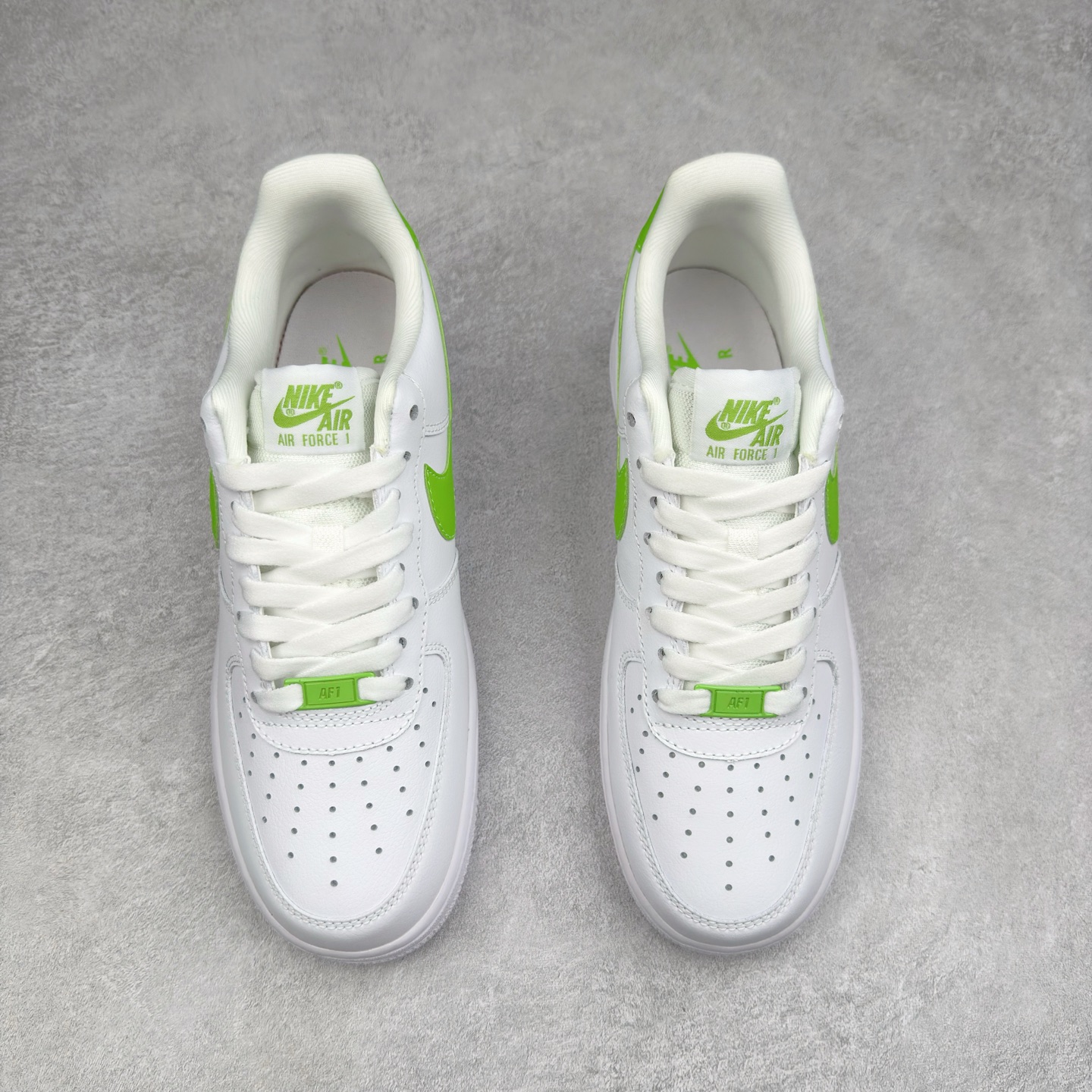 图片[2]-＃XT纯原 NK Air Force 1´07 Low 空军一号低帮百搭休闲运动板鞋 DD8959-112 顶级批次 2022全新楦头鞋型 鱼鳞大底 历时开发三个月 清洁度完美 二维码鞋标 内置芯片及solo气垫 大底高度及其弧度依照正品 钢印 logo刺绣 鞋口弧度 鞋头长度 鞋面冲孔 鞋垫背胶及钢印 完美鞋型对比正品 每一处都是细节满满 柔软、弹性十足的缓震性能和出色的中底设计 横跨复古与现代的外型结合 造就出风靡全球 三十多年的Force 1 直到今天还深受青睐 实拍调校N版已经零色差零失真 百分百还原实物色彩所见即所得 不存在货不对板色差等低级问题 选购参考实物拍摄 不混卖不参货 只用心做好货严格选品 承诺混一赔十 尺码：36 36.5 37.5 38 38.5 39 40 40.5 41 42 42.5 43 44 44.5 45-选品中心