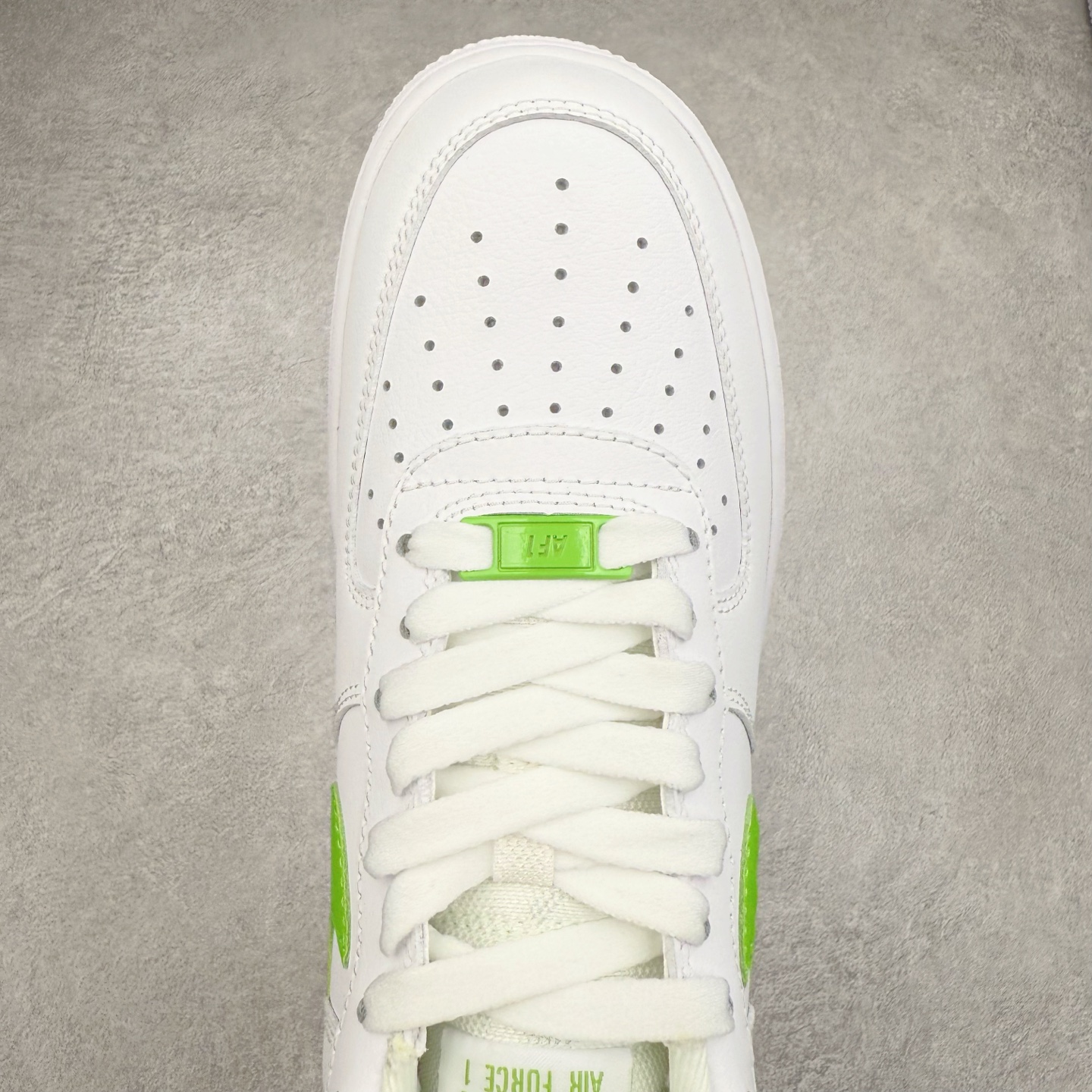 图片[4]-＃XT纯原 NK Air Force 1´07 Low 空军一号低帮百搭休闲运动板鞋 DD8959-112 顶级批次 2022全新楦头鞋型 鱼鳞大底 历时开发三个月 清洁度完美 二维码鞋标 内置芯片及solo气垫 大底高度及其弧度依照正品 钢印 logo刺绣 鞋口弧度 鞋头长度 鞋面冲孔 鞋垫背胶及钢印 完美鞋型对比正品 每一处都是细节满满 柔软、弹性十足的缓震性能和出色的中底设计 横跨复古与现代的外型结合 造就出风靡全球 三十多年的Force 1 直到今天还深受青睐 实拍调校N版已经零色差零失真 百分百还原实物色彩所见即所得 不存在货不对板色差等低级问题 选购参考实物拍摄 不混卖不参货 只用心做好货严格选品 承诺混一赔十 尺码：36 36.5 37.5 38 38.5 39 40 40.5 41 42 42.5 43 44 44.5 45-选品中心