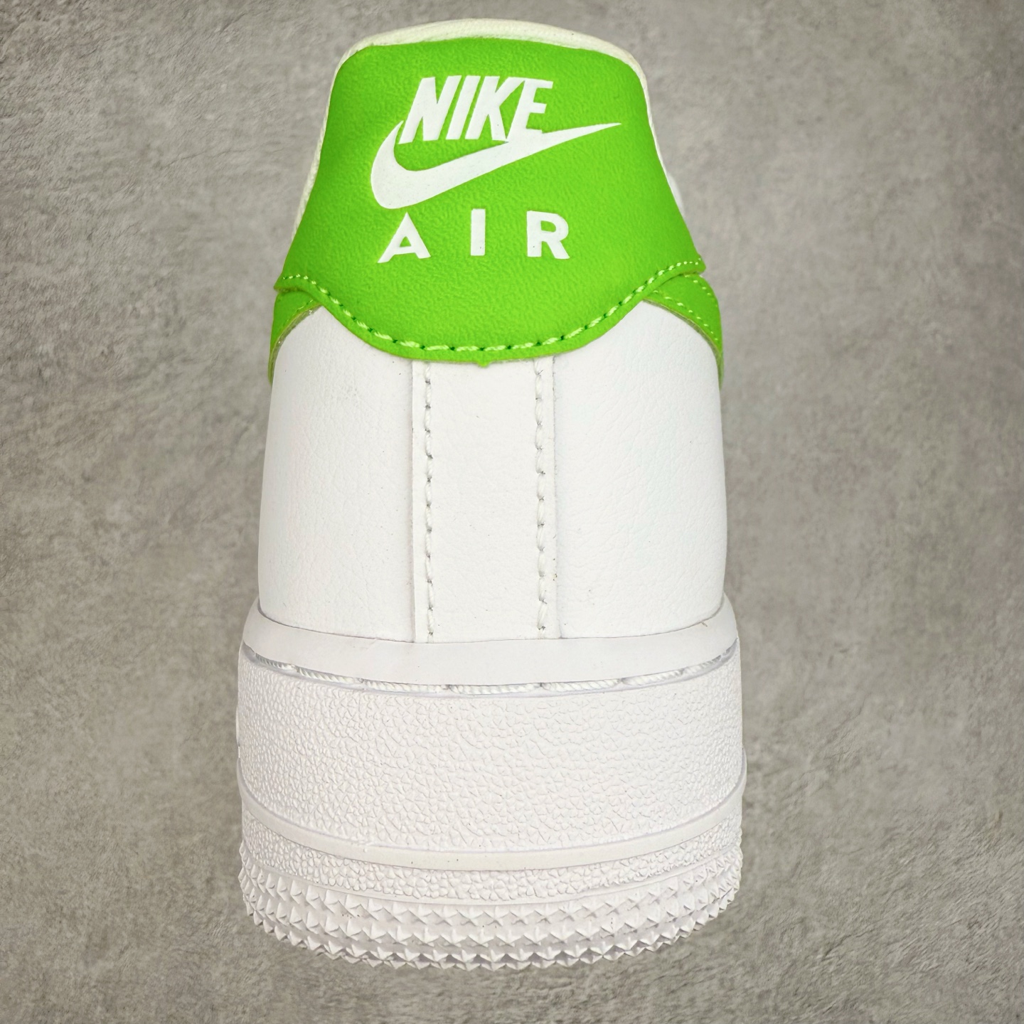 图片[8]-＃XT纯原 NK Air Force 1´07 Low 空军一号低帮百搭休闲运动板鞋 DD8959-112 顶级批次 2022全新楦头鞋型 鱼鳞大底 历时开发三个月 清洁度完美 二维码鞋标 内置芯片及solo气垫 大底高度及其弧度依照正品 钢印 logo刺绣 鞋口弧度 鞋头长度 鞋面冲孔 鞋垫背胶及钢印 完美鞋型对比正品 每一处都是细节满满 柔软、弹性十足的缓震性能和出色的中底设计 横跨复古与现代的外型结合 造就出风靡全球 三十多年的Force 1 直到今天还深受青睐 实拍调校N版已经零色差零失真 百分百还原实物色彩所见即所得 不存在货不对板色差等低级问题 选购参考实物拍摄 不混卖不参货 只用心做好货严格选品 承诺混一赔十 尺码：36 36.5 37.5 38 38.5 39 40 40.5 41 42 42.5 43 44 44.5 45-选品中心