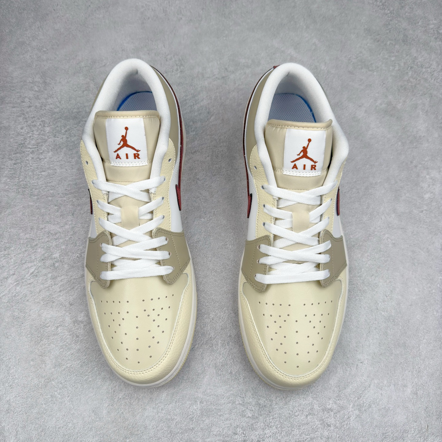 图片[2]-＃K版 Air Jordan AJ1 Low 低帮 米白红 HV6530-100 全新流水线出品 DT版本唯一平替选择 市场第二梯队最强版 全部原鞋开发 原楦原纸板开发 全鞋电脑针车 原厂内置全掌气垫 原盒内在原标 唯一Zp原版鞋带绑法 免检产品 全新2022版型 全头层皮料 完美零毛边处理 原厂配置全掌气垫 价格定位良心 几十个配色陆续出货 实拍调校N版已经零色差零失真 百分百还原实物色彩所见即所得 不存在货不对板色差等低级问题 选购参考实物拍摄 不混卖不参货 只用心做好货严格选品 承诺混一赔十 尺码：36 36.5 37.5 38 38.5 39 40 40.5 41 42 42.5 43 44 44.5 45-选品中心