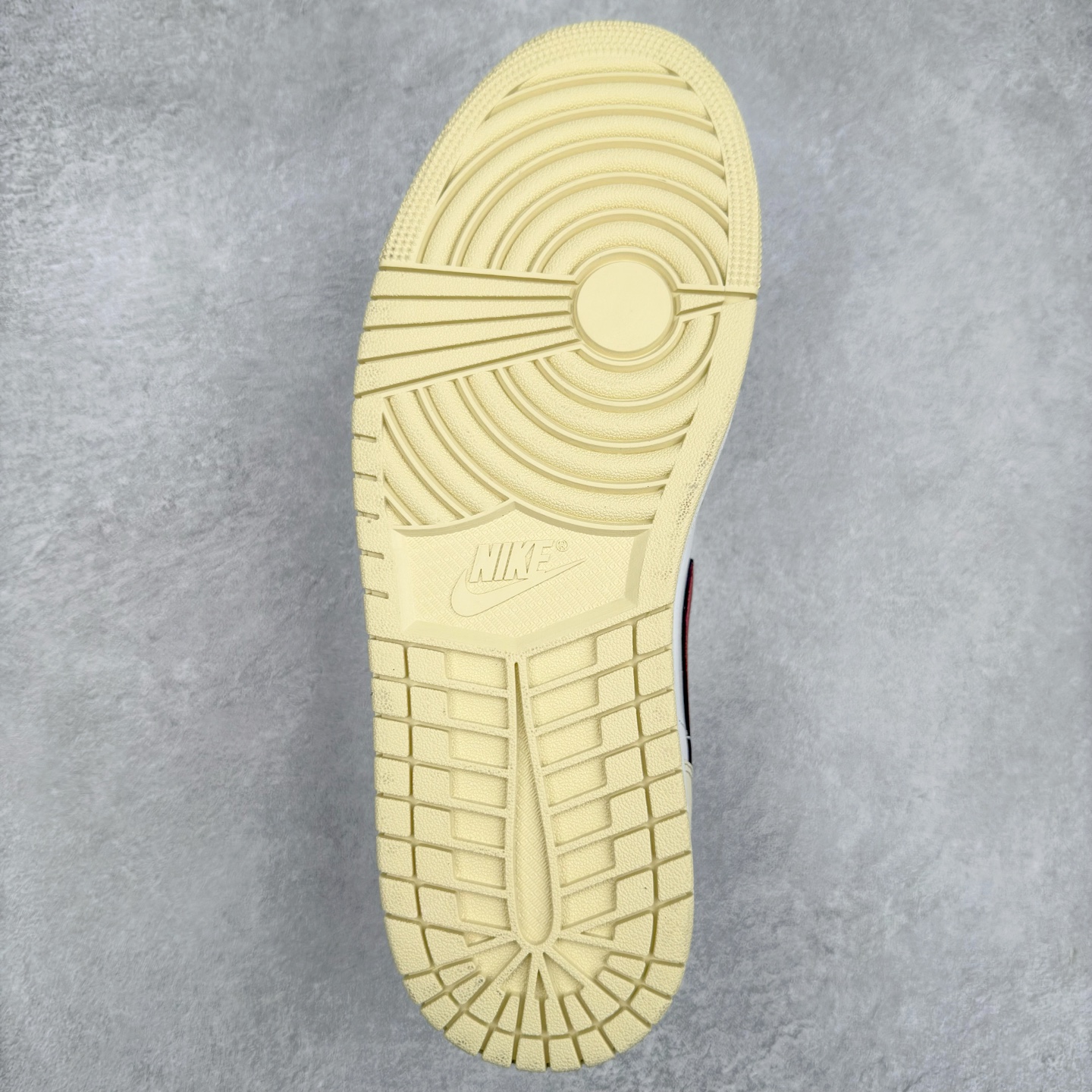 图片[9]-＃K版 Air Jordan AJ1 Low 低帮 米白红 HV6530-100 全新流水线出品 DT版本唯一平替选择 市场第二梯队最强版 全部原鞋开发 原楦原纸板开发 全鞋电脑针车 原厂内置全掌气垫 原盒内在原标 唯一Zp原版鞋带绑法 免检产品 全新2022版型 全头层皮料 完美零毛边处理 原厂配置全掌气垫 价格定位良心 几十个配色陆续出货 实拍调校N版已经零色差零失真 百分百还原实物色彩所见即所得 不存在货不对板色差等低级问题 选购参考实物拍摄 不混卖不参货 只用心做好货严格选品 承诺混一赔十 尺码：36 36.5 37.5 38 38.5 39 40 40.5 41 42 42.5 43 44 44.5 45-选品中心