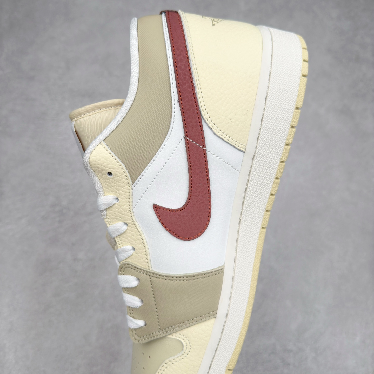 图片[7]-＃K版 Air Jordan AJ1 Low 低帮 米白红 HV6530-100 全新流水线出品 DT版本唯一平替选择 市场第二梯队最强版 全部原鞋开发 原楦原纸板开发 全鞋电脑针车 原厂内置全掌气垫 原盒内在原标 唯一Zp原版鞋带绑法 免检产品 全新2022版型 全头层皮料 完美零毛边处理 原厂配置全掌气垫 价格定位良心 几十个配色陆续出货 实拍调校N版已经零色差零失真 百分百还原实物色彩所见即所得 不存在货不对板色差等低级问题 选购参考实物拍摄 不混卖不参货 只用心做好货严格选品 承诺混一赔十 尺码：36 36.5 37.5 38 38.5 39 40 40.5 41 42 42.5 43 44 44.5 45-选品中心