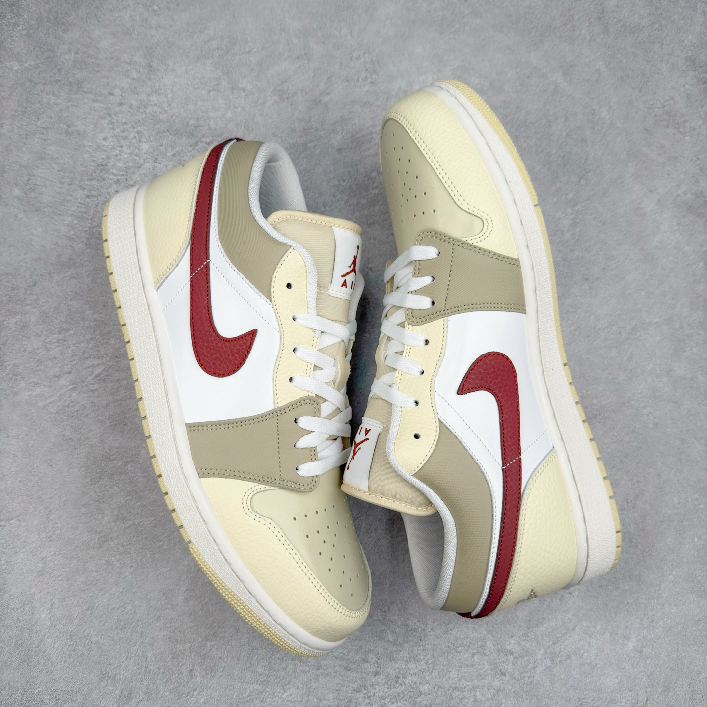 图片[3]-＃K版 Air Jordan AJ1 Low 低帮 米白红 HV6530-100 全新流水线出品 DT版本唯一平替选择 市场第二梯队最强版 全部原鞋开发 原楦原纸板开发 全鞋电脑针车 原厂内置全掌气垫 原盒内在原标 唯一Zp原版鞋带绑法 免检产品 全新2022版型 全头层皮料 完美零毛边处理 原厂配置全掌气垫 价格定位良心 几十个配色陆续出货 实拍调校N版已经零色差零失真 百分百还原实物色彩所见即所得 不存在货不对板色差等低级问题 选购参考实物拍摄 不混卖不参货 只用心做好货严格选品 承诺混一赔十 尺码：36 36.5 37.5 38 38.5 39 40 40.5 41 42 42.5 43 44 44.5 45-选品中心