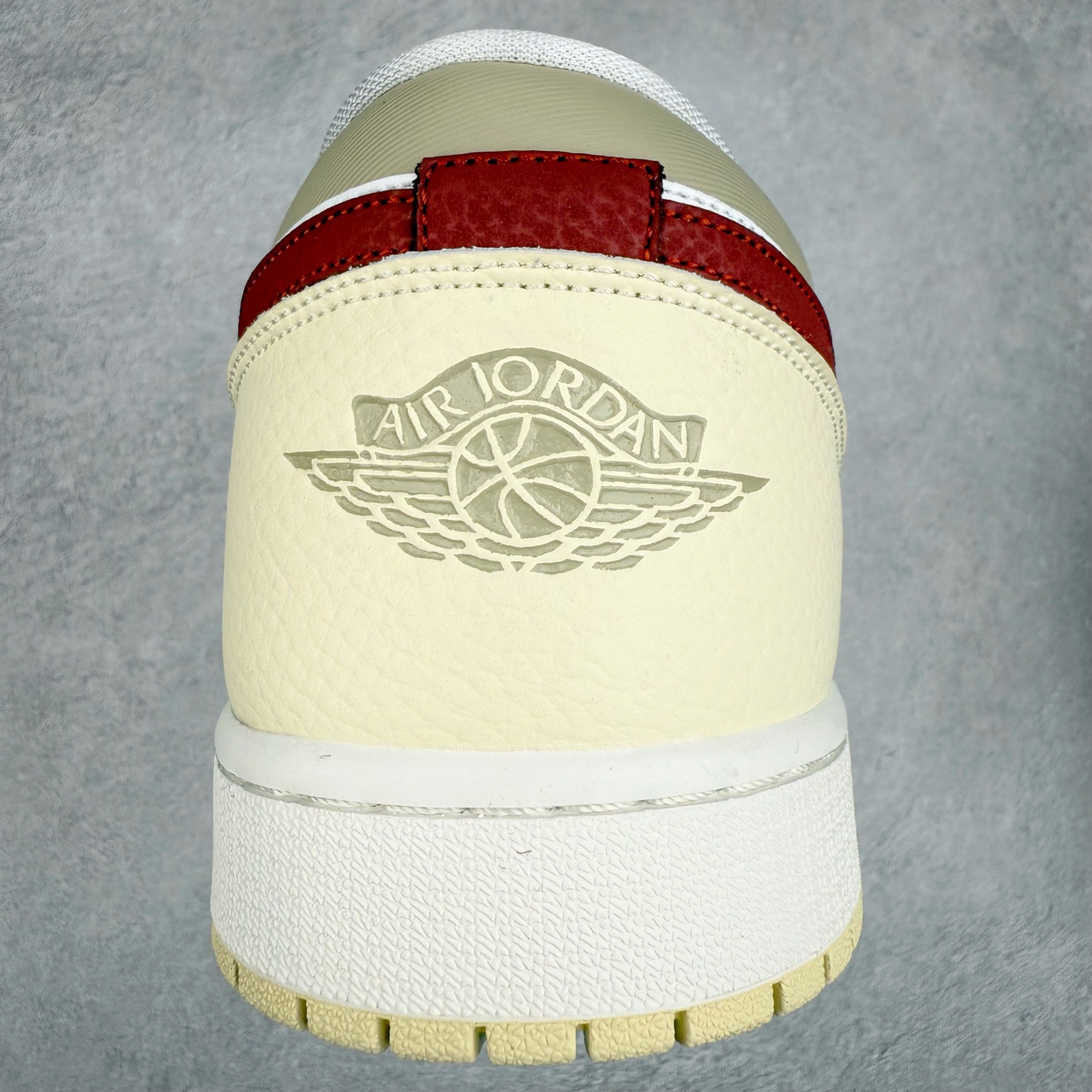 图片[8]-＃K版 Air Jordan AJ1 Low 低帮 米白红 HV6530-100 全新流水线出品 DT版本唯一平替选择 市场第二梯队最强版 全部原鞋开发 原楦原纸板开发 全鞋电脑针车 原厂内置全掌气垫 原盒内在原标 唯一Zp原版鞋带绑法 免检产品 全新2022版型 全头层皮料 完美零毛边处理 原厂配置全掌气垫 价格定位良心 几十个配色陆续出货 实拍调校N版已经零色差零失真 百分百还原实物色彩所见即所得 不存在货不对板色差等低级问题 选购参考实物拍摄 不混卖不参货 只用心做好货严格选品 承诺混一赔十 尺码：36 36.5 37.5 38 38.5 39 40 40.5 41 42 42.5 43 44 44.5 45-选品中心