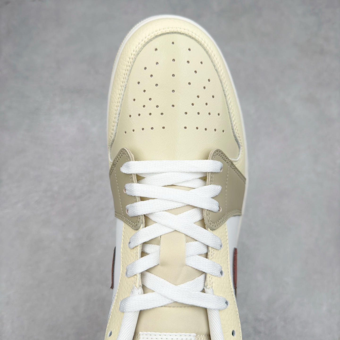 图片[4]-＃K版 Air Jordan AJ1 Low 低帮 米白红 HV6530-100 全新流水线出品 DT版本唯一平替选择 市场第二梯队最强版 全部原鞋开发 原楦原纸板开发 全鞋电脑针车 原厂内置全掌气垫 原盒内在原标 唯一Zp原版鞋带绑法 免检产品 全新2022版型 全头层皮料 完美零毛边处理 原厂配置全掌气垫 价格定位良心 几十个配色陆续出货 实拍调校N版已经零色差零失真 百分百还原实物色彩所见即所得 不存在货不对板色差等低级问题 选购参考实物拍摄 不混卖不参货 只用心做好货严格选品 承诺混一赔十 尺码：36 36.5 37.5 38 38.5 39 40 40.5 41 42 42.5 43 44 44.5 45-选品中心