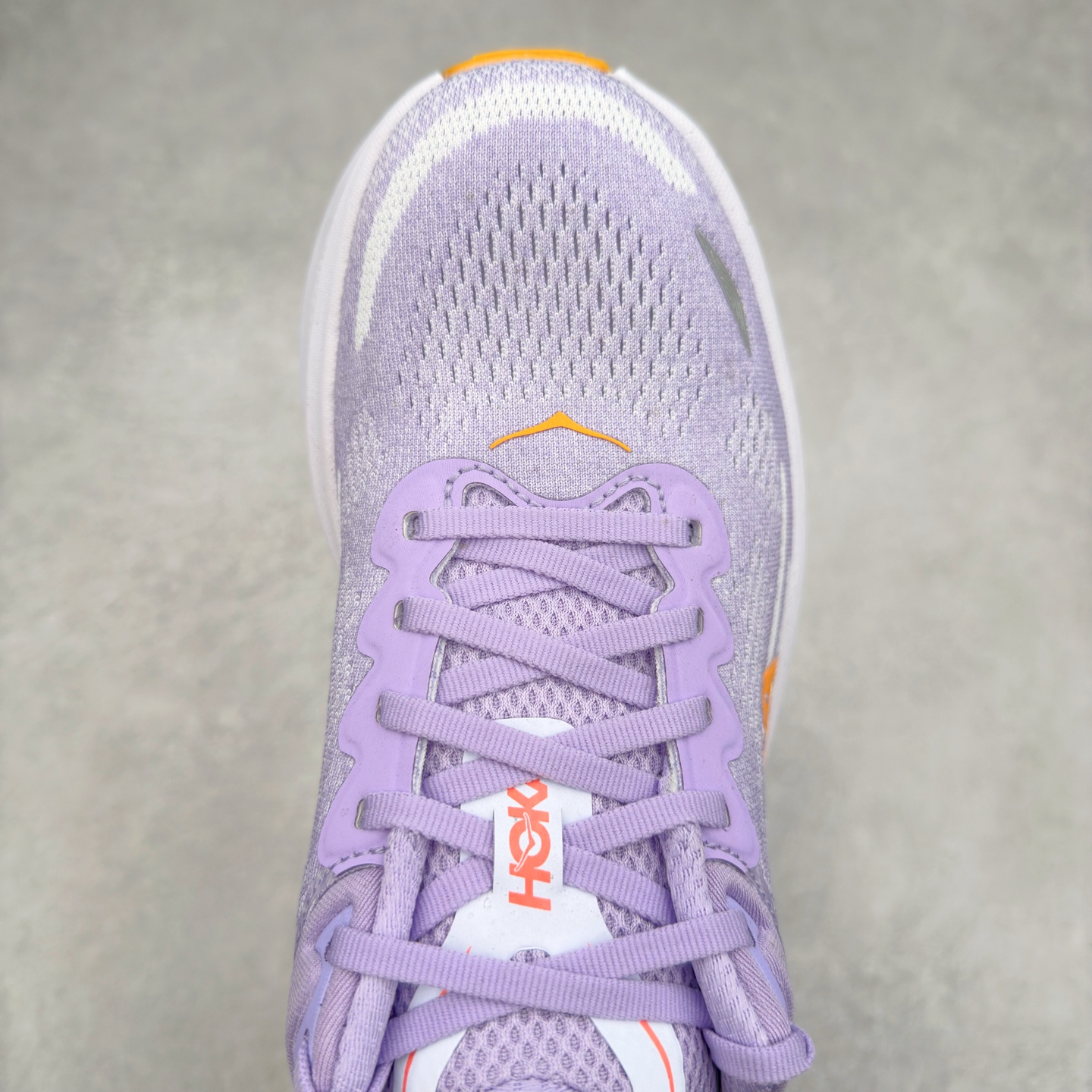 图片[4]-＃HK纯原 HOKA ONE ONE Clifton 克里夫顿10代专业性能减震公路跑步鞋 轻盈透气的针织网面和纱线的使用让鞋面更挺拔 增强鞋面的强度和支撑性能 搭配柔软的鞋舌 让双脚在舒适包裹中跑的更加畅快 全新泡棉中底 柔软的同时增强回弹性能 为不同跑者提供更平稳流畅的脚感 带来全面的缓冲保护 根据人体工程学设计的延长拉襟 后跟处弹软的海绵填充舒适固定 避免掉跟和摩擦 相比上一代光滑的内衬 Clifton 的内衬增强了摩擦力 避免双脚在鞋内滑动 尺码：36 36.5 37.5 38 38.5 39 40 40.5 41 42 42.5 43 44 44.5 45-选品中心