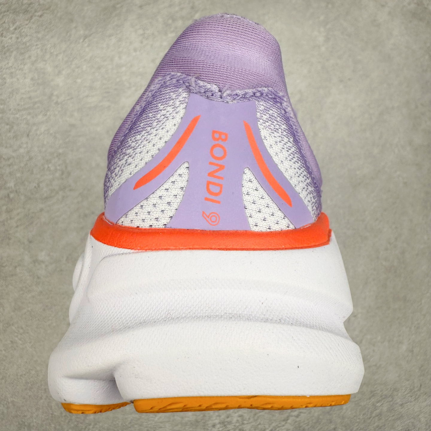 图片[8]-＃HK纯原 HOKA ONE ONE Clifton 克里夫顿10代专业性能减震公路跑步鞋 轻盈透气的针织网面和纱线的使用让鞋面更挺拔 增强鞋面的强度和支撑性能 搭配柔软的鞋舌 让双脚在舒适包裹中跑的更加畅快 全新泡棉中底 柔软的同时增强回弹性能 为不同跑者提供更平稳流畅的脚感 带来全面的缓冲保护 根据人体工程学设计的延长拉襟 后跟处弹软的海绵填充舒适固定 避免掉跟和摩擦 相比上一代光滑的内衬 Clifton 的内衬增强了摩擦力 避免双脚在鞋内滑动 尺码：36 36.5 37.5 38 38.5 39 40 40.5 41 42 42.5 43 44 44.5 45-选品中心