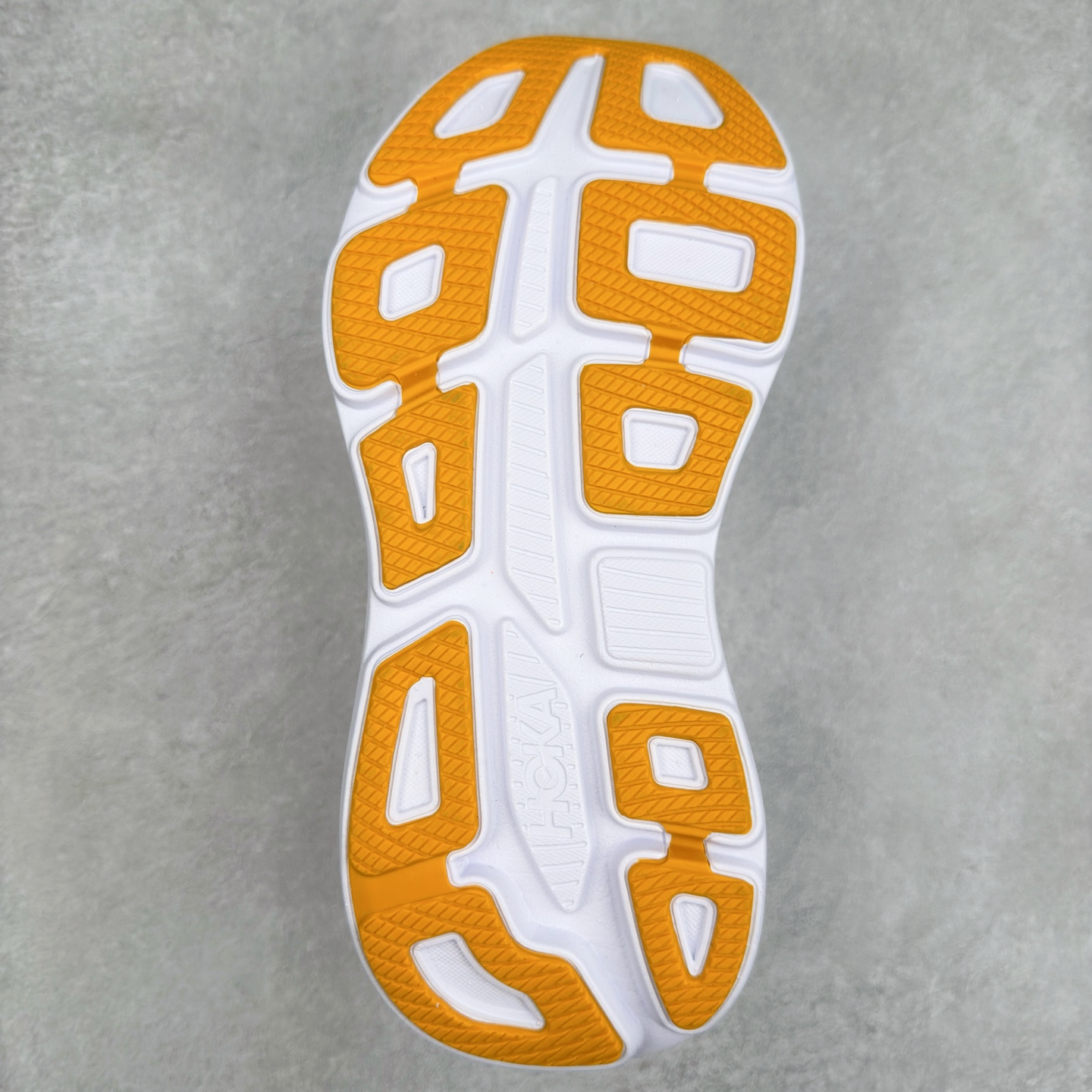 图片[9]-＃HK纯原 HOKA ONE ONE Clifton 克里夫顿10代专业性能减震公路跑步鞋 轻盈透气的针织网面和纱线的使用让鞋面更挺拔 增强鞋面的强度和支撑性能 搭配柔软的鞋舌 让双脚在舒适包裹中跑的更加畅快 全新泡棉中底 柔软的同时增强回弹性能 为不同跑者提供更平稳流畅的脚感 带来全面的缓冲保护 根据人体工程学设计的延长拉襟 后跟处弹软的海绵填充舒适固定 避免掉跟和摩擦 相比上一代光滑的内衬 Clifton 的内衬增强了摩擦力 避免双脚在鞋内滑动 尺码：36 36.5 37.5 38 38.5 39 40 40.5 41 42 42.5 43 44 44.5 45-选品中心