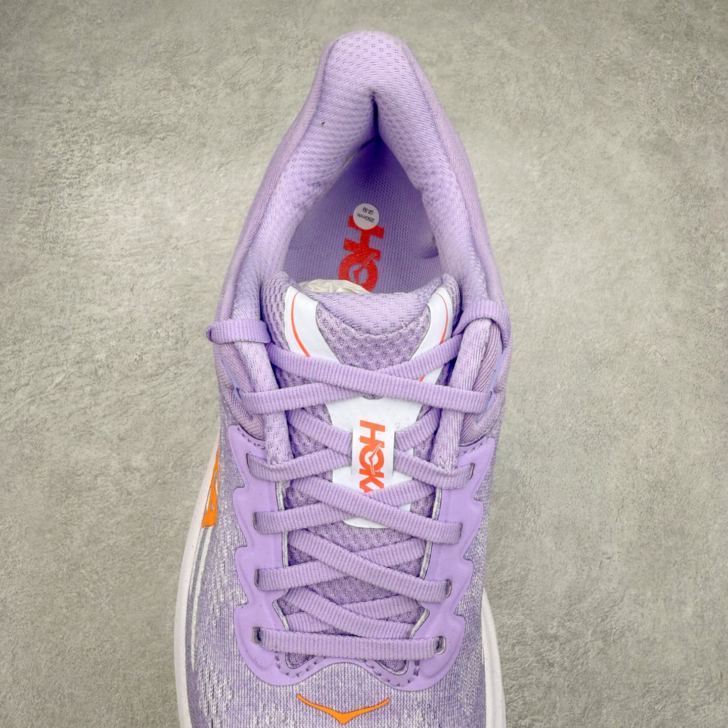 图片[5]-＃HK纯原 HOKA ONE ONE Clifton 克里夫顿10代专业性能减震公路跑步鞋 轻盈透气的针织网面和纱线的使用让鞋面更挺拔 增强鞋面的强度和支撑性能 搭配柔软的鞋舌 让双脚在舒适包裹中跑的更加畅快 全新泡棉中底 柔软的同时增强回弹性能 为不同跑者提供更平稳流畅的脚感 带来全面的缓冲保护 根据人体工程学设计的延长拉襟 后跟处弹软的海绵填充舒适固定 避免掉跟和摩擦 相比上一代光滑的内衬 Clifton 的内衬增强了摩擦力 避免双脚在鞋内滑动 尺码：36 36.5 37.5 38 38.5 39 40 40.5 41 42 42.5 43 44 44.5 45-选品中心