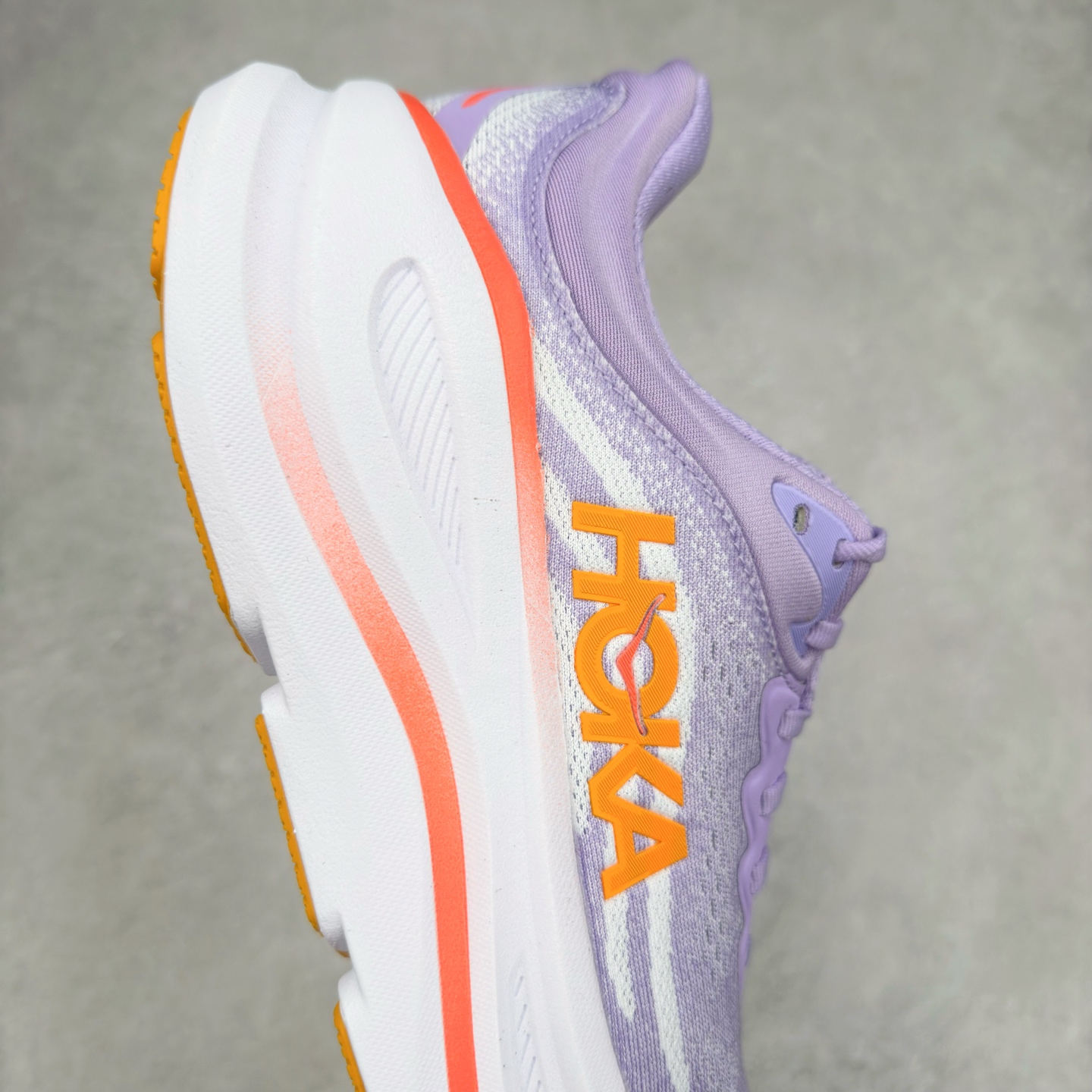 图片[6]-＃HK纯原 HOKA ONE ONE Clifton 克里夫顿10代专业性能减震公路跑步鞋 轻盈透气的针织网面和纱线的使用让鞋面更挺拔 增强鞋面的强度和支撑性能 搭配柔软的鞋舌 让双脚在舒适包裹中跑的更加畅快 全新泡棉中底 柔软的同时增强回弹性能 为不同跑者提供更平稳流畅的脚感 带来全面的缓冲保护 根据人体工程学设计的延长拉襟 后跟处弹软的海绵填充舒适固定 避免掉跟和摩擦 相比上一代光滑的内衬 Clifton 的内衬增强了摩擦力 避免双脚在鞋内滑动 尺码：36 36.5 37.5 38 38.5 39 40 40.5 41 42 42.5 43 44 44.5 45-选品中心