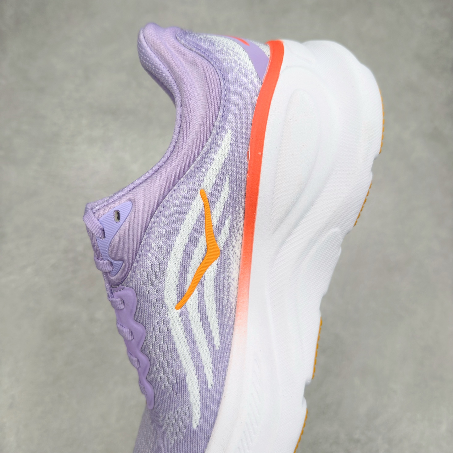 图片[7]-＃HK纯原 HOKA ONE ONE Clifton 克里夫顿10代专业性能减震公路跑步鞋 轻盈透气的针织网面和纱线的使用让鞋面更挺拔 增强鞋面的强度和支撑性能 搭配柔软的鞋舌 让双脚在舒适包裹中跑的更加畅快 全新泡棉中底 柔软的同时增强回弹性能 为不同跑者提供更平稳流畅的脚感 带来全面的缓冲保护 根据人体工程学设计的延长拉襟 后跟处弹软的海绵填充舒适固定 避免掉跟和摩擦 相比上一代光滑的内衬 Clifton 的内衬增强了摩擦力 避免双脚在鞋内滑动 尺码：36 36.5 37.5 38 38.5 39 40 40.5 41 42 42.5 43 44 44.5 45-选品中心