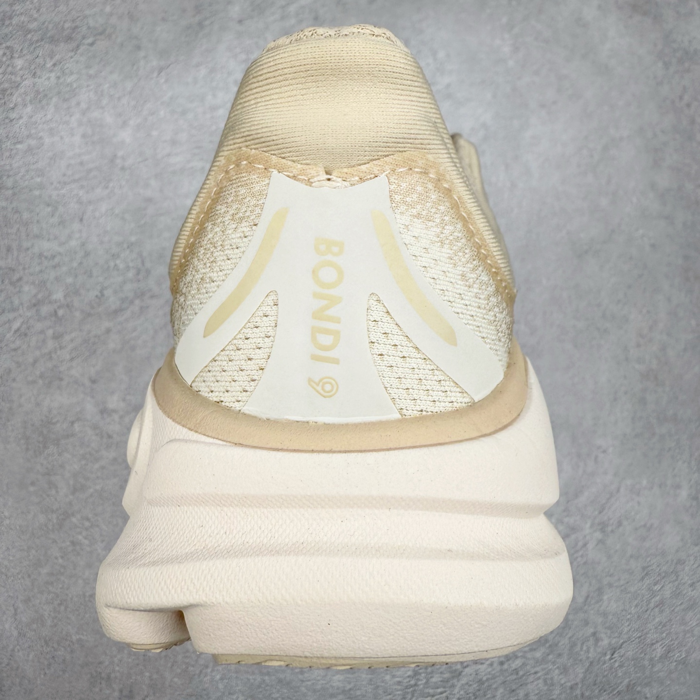 图片[8]-＃HK纯原 HOKA ONE ONE Clifton 克里夫顿10代专业性能减震公路跑步鞋 轻盈透气的针织网面和纱线的使用让鞋面更挺拔 增强鞋面的强度和支撑性能 搭配柔软的鞋舌 让双脚在舒适包裹中跑的更加畅快 全新泡棉中底 柔软的同时增强回弹性能 为不同跑者提供更平稳流畅的脚感 带来全面的缓冲保护 根据人体工程学设计的延长拉襟 后跟处弹软的海绵填充舒适固定 避免掉跟和摩擦 相比上一代光滑的内衬 Clifton 的内衬增强了摩擦力 避免双脚在鞋内滑动 尺码：36 36.5 37.5 38 38.5 39 40 40.5 41 42 42.5 43 44 44.5 45-选品中心