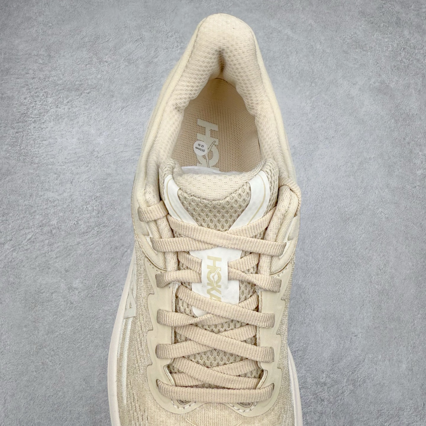 图片[5]-＃HK纯原 HOKA ONE ONE Clifton 克里夫顿10代专业性能减震公路跑步鞋 轻盈透气的针织网面和纱线的使用让鞋面更挺拔 增强鞋面的强度和支撑性能 搭配柔软的鞋舌 让双脚在舒适包裹中跑的更加畅快 全新泡棉中底 柔软的同时增强回弹性能 为不同跑者提供更平稳流畅的脚感 带来全面的缓冲保护 根据人体工程学设计的延长拉襟 后跟处弹软的海绵填充舒适固定 避免掉跟和摩擦 相比上一代光滑的内衬 Clifton 的内衬增强了摩擦力 避免双脚在鞋内滑动 尺码：36 36.5 37.5 38 38.5 39 40 40.5 41 42 42.5 43 44 44.5 45-选品中心