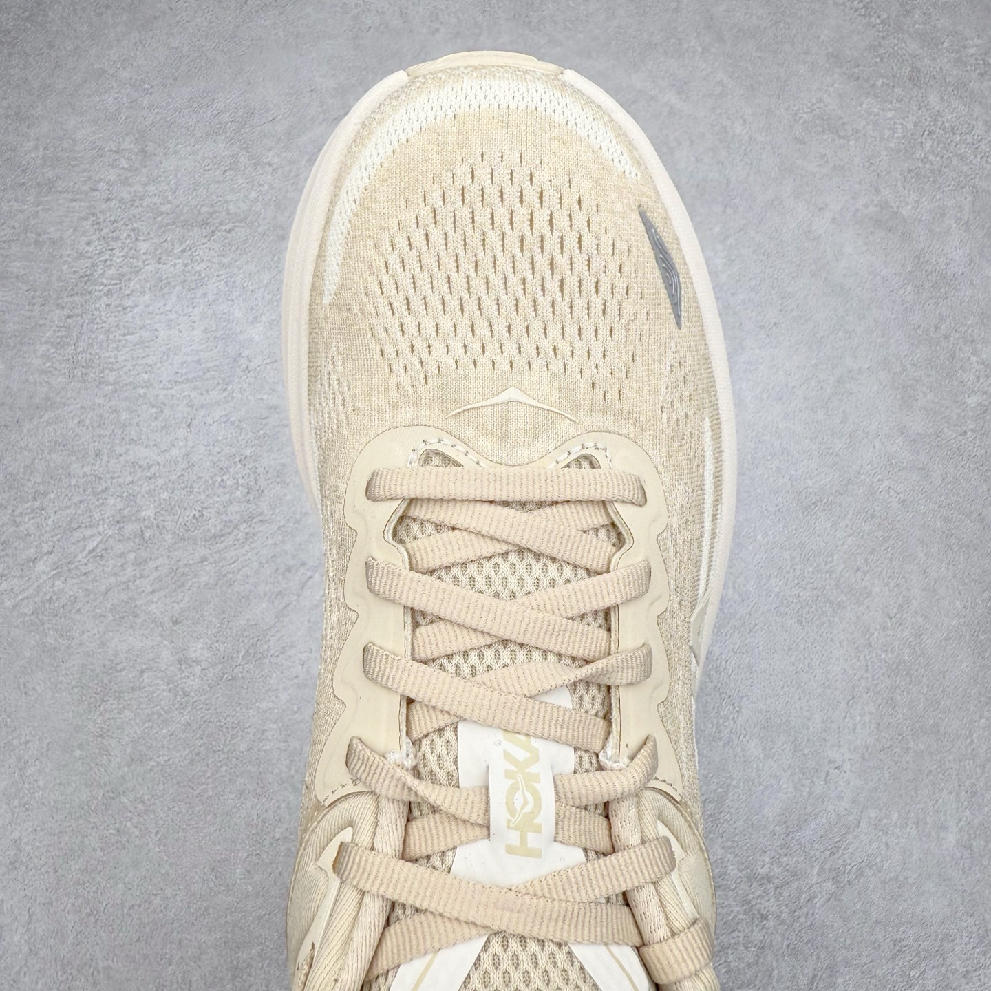 图片[4]-＃HK纯原 HOKA ONE ONE Clifton 克里夫顿10代专业性能减震公路跑步鞋 轻盈透气的针织网面和纱线的使用让鞋面更挺拔 增强鞋面的强度和支撑性能 搭配柔软的鞋舌 让双脚在舒适包裹中跑的更加畅快 全新泡棉中底 柔软的同时增强回弹性能 为不同跑者提供更平稳流畅的脚感 带来全面的缓冲保护 根据人体工程学设计的延长拉襟 后跟处弹软的海绵填充舒适固定 避免掉跟和摩擦 相比上一代光滑的内衬 Clifton 的内衬增强了摩擦力 避免双脚在鞋内滑动 尺码：36 36.5 37.5 38 38.5 39 40 40.5 41 42 42.5 43 44 44.5 45-选品中心