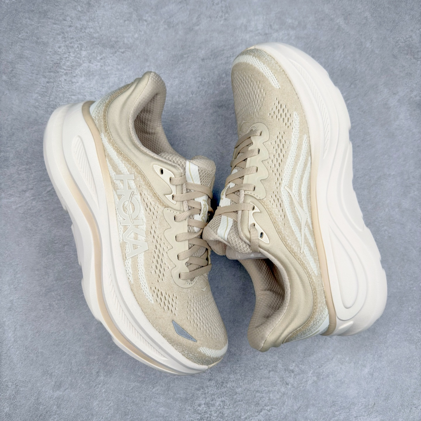 图片[3]-＃HK纯原 HOKA ONE ONE Clifton 克里夫顿10代专业性能减震公路跑步鞋 轻盈透气的针织网面和纱线的使用让鞋面更挺拔 增强鞋面的强度和支撑性能 搭配柔软的鞋舌 让双脚在舒适包裹中跑的更加畅快 全新泡棉中底 柔软的同时增强回弹性能 为不同跑者提供更平稳流畅的脚感 带来全面的缓冲保护 根据人体工程学设计的延长拉襟 后跟处弹软的海绵填充舒适固定 避免掉跟和摩擦 相比上一代光滑的内衬 Clifton 的内衬增强了摩擦力 避免双脚在鞋内滑动 尺码：36 36.5 37.5 38 38.5 39 40 40.5 41 42 42.5 43 44 44.5 45-选品中心