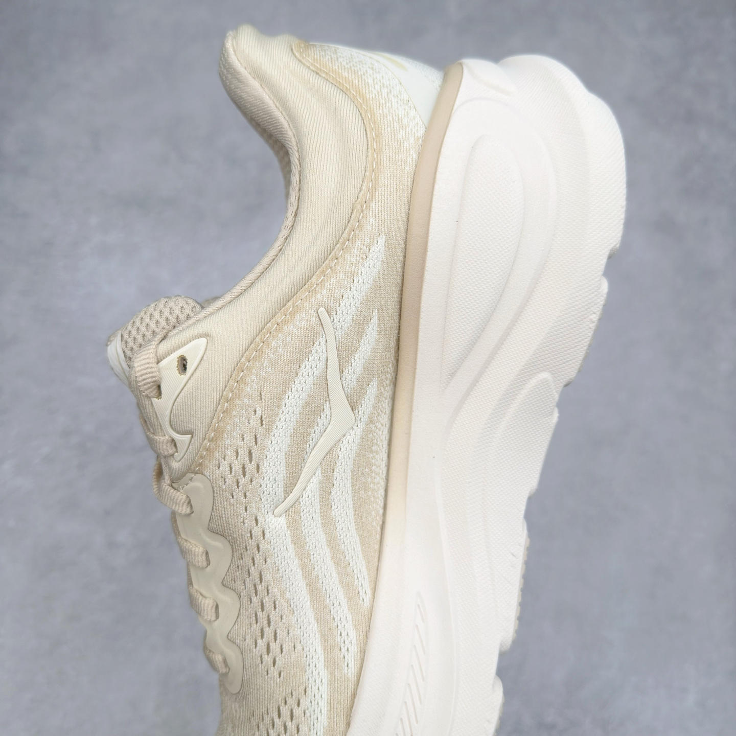 图片[7]-＃HK纯原 HOKA ONE ONE Clifton 克里夫顿10代专业性能减震公路跑步鞋 轻盈透气的针织网面和纱线的使用让鞋面更挺拔 增强鞋面的强度和支撑性能 搭配柔软的鞋舌 让双脚在舒适包裹中跑的更加畅快 全新泡棉中底 柔软的同时增强回弹性能 为不同跑者提供更平稳流畅的脚感 带来全面的缓冲保护 根据人体工程学设计的延长拉襟 后跟处弹软的海绵填充舒适固定 避免掉跟和摩擦 相比上一代光滑的内衬 Clifton 的内衬增强了摩擦力 避免双脚在鞋内滑动 尺码：36 36.5 37.5 38 38.5 39 40 40.5 41 42 42.5 43 44 44.5 45-选品中心