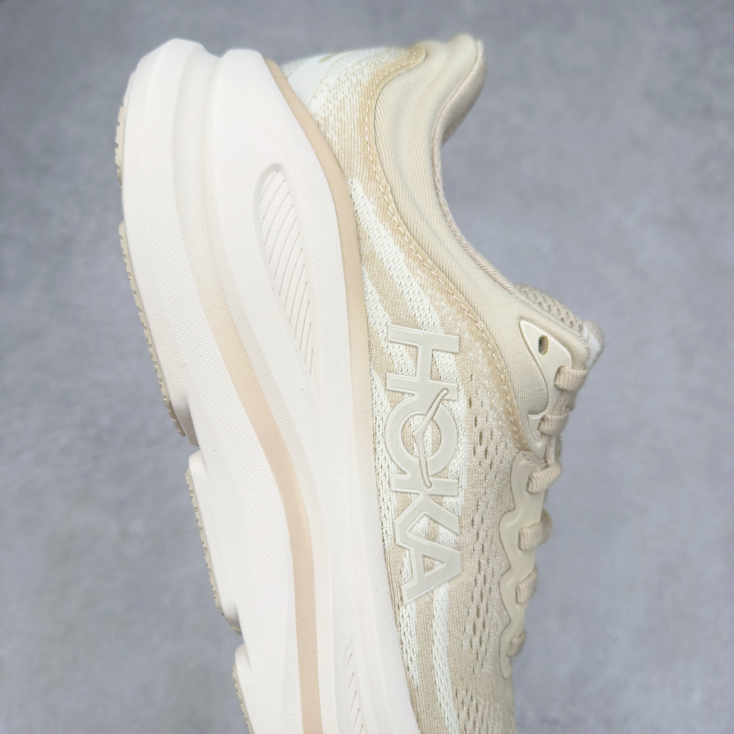 图片[6]-＃HK纯原 HOKA ONE ONE Clifton 克里夫顿10代专业性能减震公路跑步鞋 轻盈透气的针织网面和纱线的使用让鞋面更挺拔 增强鞋面的强度和支撑性能 搭配柔软的鞋舌 让双脚在舒适包裹中跑的更加畅快 全新泡棉中底 柔软的同时增强回弹性能 为不同跑者提供更平稳流畅的脚感 带来全面的缓冲保护 根据人体工程学设计的延长拉襟 后跟处弹软的海绵填充舒适固定 避免掉跟和摩擦 相比上一代光滑的内衬 Clifton 的内衬增强了摩擦力 避免双脚在鞋内滑动 尺码：36 36.5 37.5 38 38.5 39 40 40.5 41 42 42.5 43 44 44.5 45-选品中心