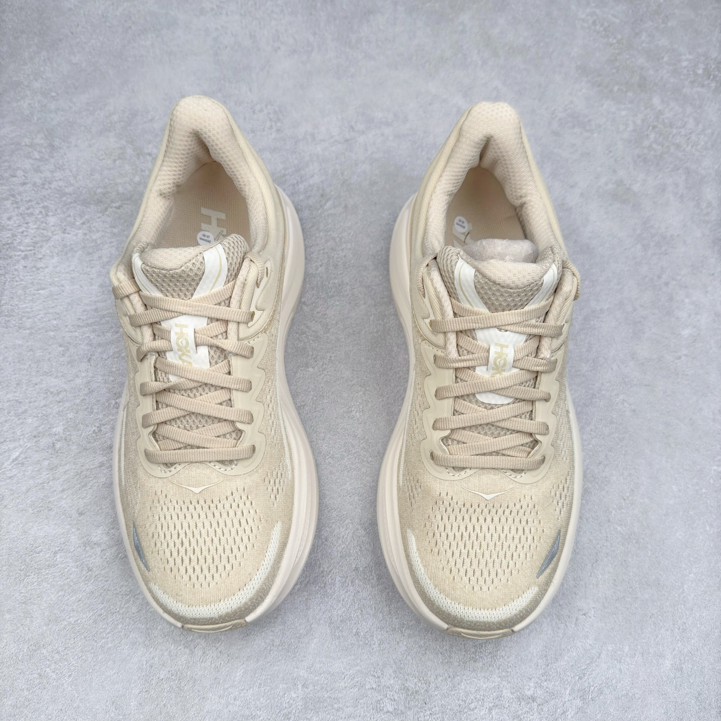 图片[2]-＃HK纯原 HOKA ONE ONE Clifton 克里夫顿10代专业性能减震公路跑步鞋 轻盈透气的针织网面和纱线的使用让鞋面更挺拔 增强鞋面的强度和支撑性能 搭配柔软的鞋舌 让双脚在舒适包裹中跑的更加畅快 全新泡棉中底 柔软的同时增强回弹性能 为不同跑者提供更平稳流畅的脚感 带来全面的缓冲保护 根据人体工程学设计的延长拉襟 后跟处弹软的海绵填充舒适固定 避免掉跟和摩擦 相比上一代光滑的内衬 Clifton 的内衬增强了摩擦力 避免双脚在鞋内滑动 尺码：36 36.5 37.5 38 38.5 39 40 40.5 41 42 42.5 43 44 44.5 45-选品中心