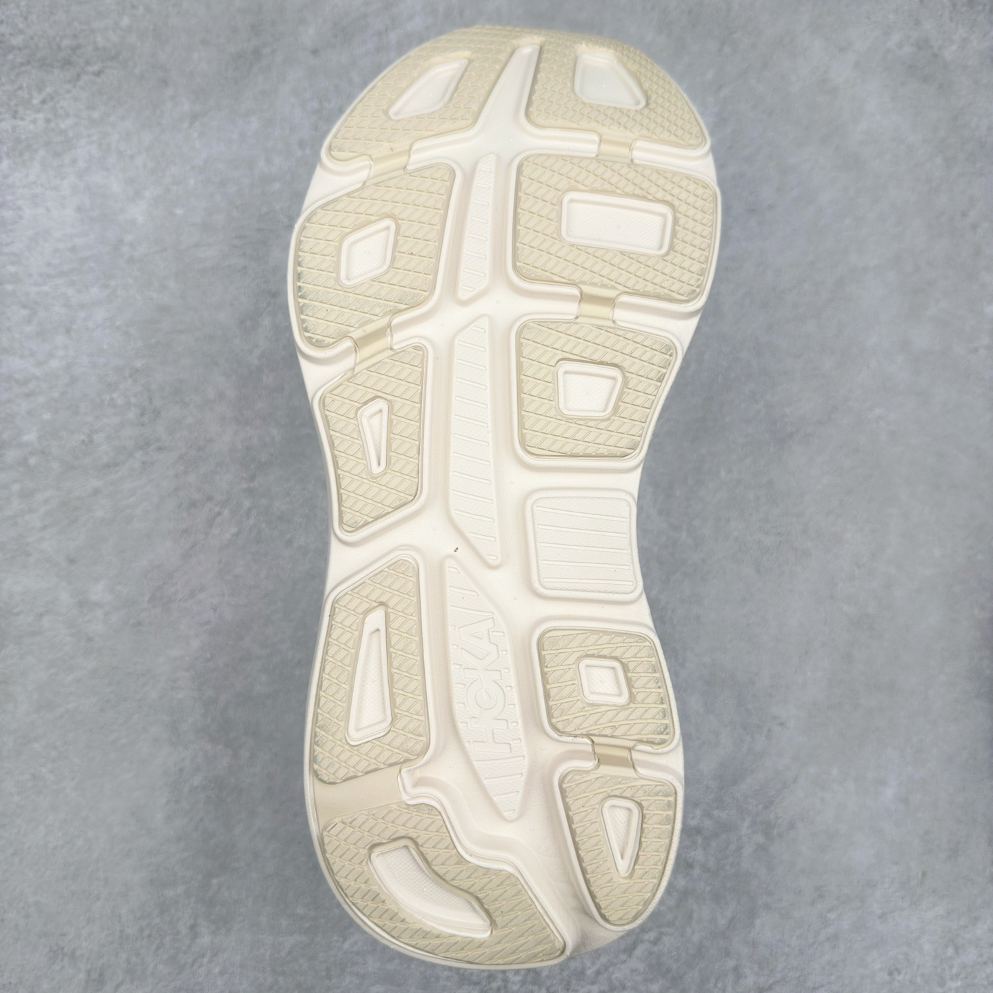 图片[9]-＃HK纯原 HOKA ONE ONE Clifton 克里夫顿10代专业性能减震公路跑步鞋 轻盈透气的针织网面和纱线的使用让鞋面更挺拔 增强鞋面的强度和支撑性能 搭配柔软的鞋舌 让双脚在舒适包裹中跑的更加畅快 全新泡棉中底 柔软的同时增强回弹性能 为不同跑者提供更平稳流畅的脚感 带来全面的缓冲保护 根据人体工程学设计的延长拉襟 后跟处弹软的海绵填充舒适固定 避免掉跟和摩擦 相比上一代光滑的内衬 Clifton 的内衬增强了摩擦力 避免双脚在鞋内滑动 尺码：36 36.5 37.5 38 38.5 39 40 40.5 41 42 42.5 43 44 44.5 45-选品中心