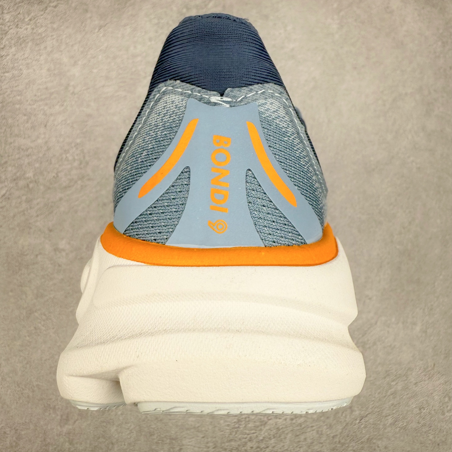 图片[8]-＃HK纯原 HOKA ONE ONE Clifton 克里夫顿10代专业性能减震公路跑步鞋 轻盈透气的针织网面和纱线的使用让鞋面更挺拔 增强鞋面的强度和支撑性能 搭配柔软的鞋舌 让双脚在舒适包裹中跑的更加畅快 全新泡棉中底 柔软的同时增强回弹性能 为不同跑者提供更平稳流畅的脚感 带来全面的缓冲保护 根据人体工程学设计的延长拉襟 后跟处弹软的海绵填充舒适固定 避免掉跟和摩擦 相比上一代光滑的内衬 Clifton 的内衬增强了摩擦力 避免双脚在鞋内滑动 尺码：36 36.5 37.5 38 38.5 39 40 40.5 41 42 42.5 43 44 44.5 45-选品中心