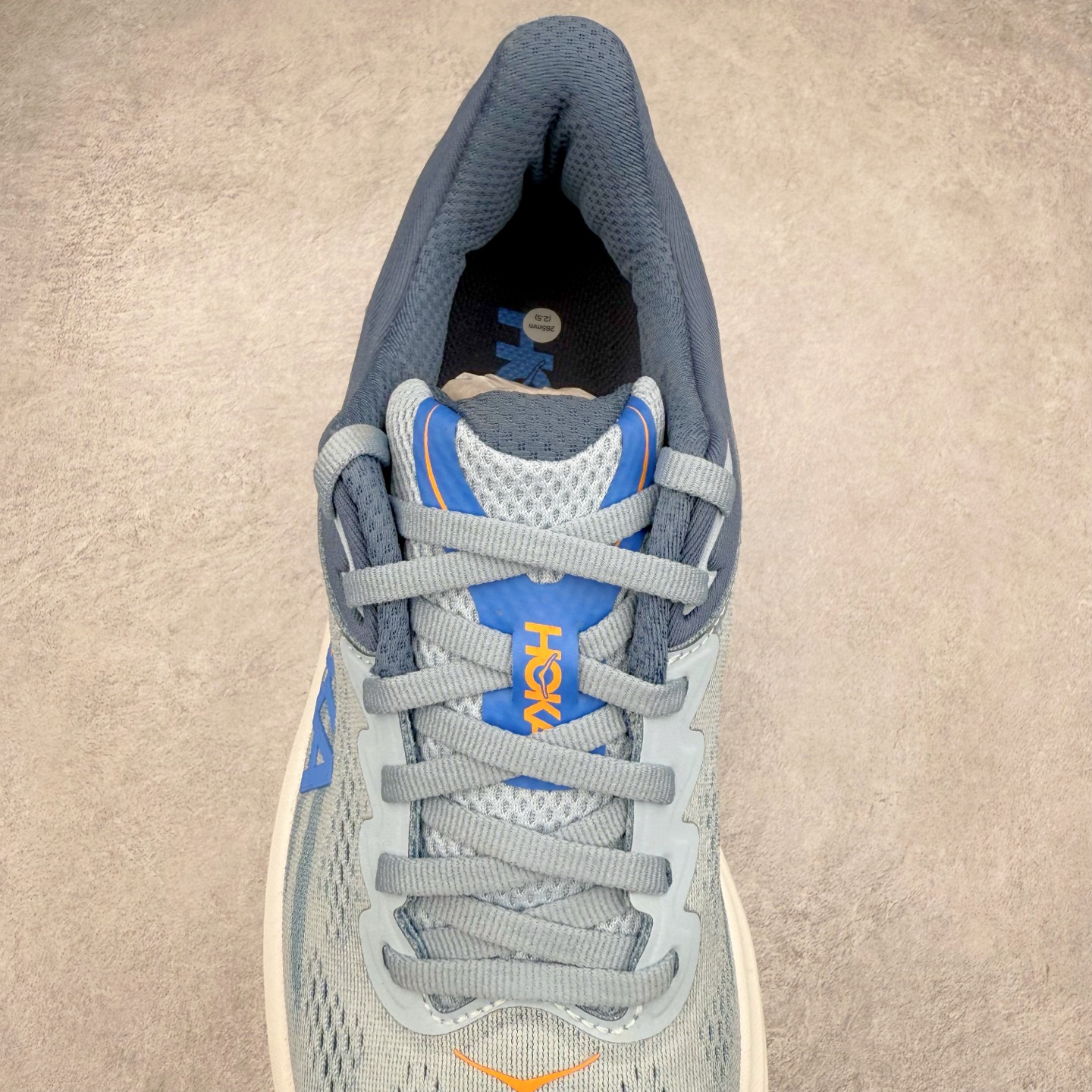 图片[5]-＃HK纯原 HOKA ONE ONE Clifton 克里夫顿10代专业性能减震公路跑步鞋 轻盈透气的针织网面和纱线的使用让鞋面更挺拔 增强鞋面的强度和支撑性能 搭配柔软的鞋舌 让双脚在舒适包裹中跑的更加畅快 全新泡棉中底 柔软的同时增强回弹性能 为不同跑者提供更平稳流畅的脚感 带来全面的缓冲保护 根据人体工程学设计的延长拉襟 后跟处弹软的海绵填充舒适固定 避免掉跟和摩擦 相比上一代光滑的内衬 Clifton 的内衬增强了摩擦力 避免双脚在鞋内滑动 尺码：36 36.5 37.5 38 38.5 39 40 40.5 41 42 42.5 43 44 44.5 45-选品中心