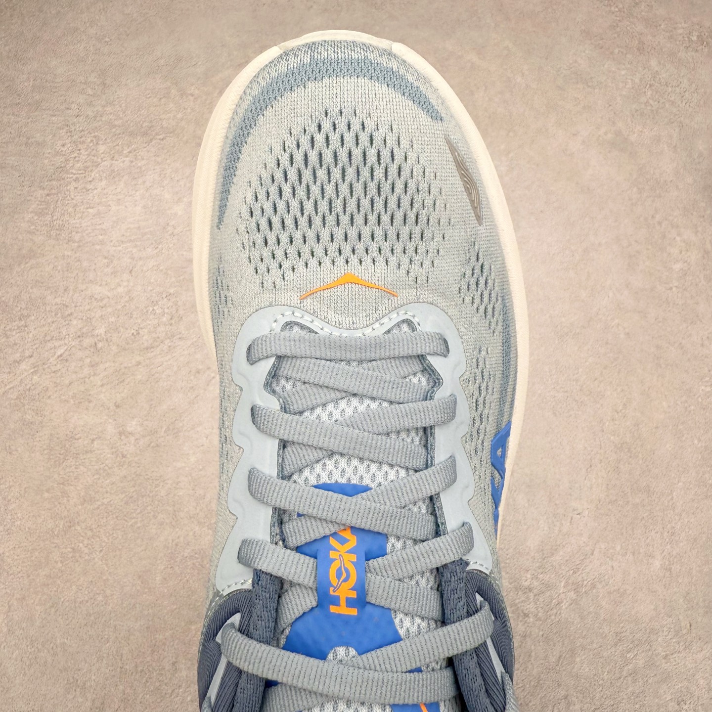 图片[4]-＃HK纯原 HOKA ONE ONE Clifton 克里夫顿10代专业性能减震公路跑步鞋 轻盈透气的针织网面和纱线的使用让鞋面更挺拔 增强鞋面的强度和支撑性能 搭配柔软的鞋舌 让双脚在舒适包裹中跑的更加畅快 全新泡棉中底 柔软的同时增强回弹性能 为不同跑者提供更平稳流畅的脚感 带来全面的缓冲保护 根据人体工程学设计的延长拉襟 后跟处弹软的海绵填充舒适固定 避免掉跟和摩擦 相比上一代光滑的内衬 Clifton 的内衬增强了摩擦力 避免双脚在鞋内滑动 尺码：36 36.5 37.5 38 38.5 39 40 40.5 41 42 42.5 43 44 44.5 45-选品中心