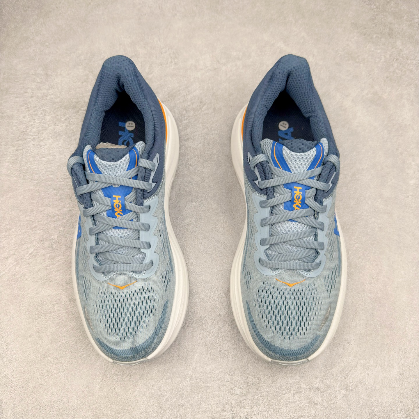 图片[2]-＃HK纯原 HOKA ONE ONE Clifton 克里夫顿10代专业性能减震公路跑步鞋 轻盈透气的针织网面和纱线的使用让鞋面更挺拔 增强鞋面的强度和支撑性能 搭配柔软的鞋舌 让双脚在舒适包裹中跑的更加畅快 全新泡棉中底 柔软的同时增强回弹性能 为不同跑者提供更平稳流畅的脚感 带来全面的缓冲保护 根据人体工程学设计的延长拉襟 后跟处弹软的海绵填充舒适固定 避免掉跟和摩擦 相比上一代光滑的内衬 Clifton 的内衬增强了摩擦力 避免双脚在鞋内滑动 尺码：36 36.5 37.5 38 38.5 39 40 40.5 41 42 42.5 43 44 44.5 45-选品中心