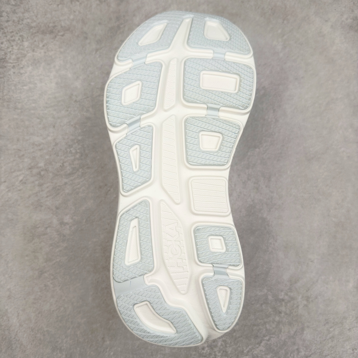 图片[9]-＃HK纯原 HOKA ONE ONE Clifton 克里夫顿10代专业性能减震公路跑步鞋 轻盈透气的针织网面和纱线的使用让鞋面更挺拔 增强鞋面的强度和支撑性能 搭配柔软的鞋舌 让双脚在舒适包裹中跑的更加畅快 全新泡棉中底 柔软的同时增强回弹性能 为不同跑者提供更平稳流畅的脚感 带来全面的缓冲保护 根据人体工程学设计的延长拉襟 后跟处弹软的海绵填充舒适固定 避免掉跟和摩擦 相比上一代光滑的内衬 Clifton 的内衬增强了摩擦力 避免双脚在鞋内滑动 尺码：36 36.5 37.5 38 38.5 39 40 40.5 41 42 42.5 43 44 44.5 45-选品中心