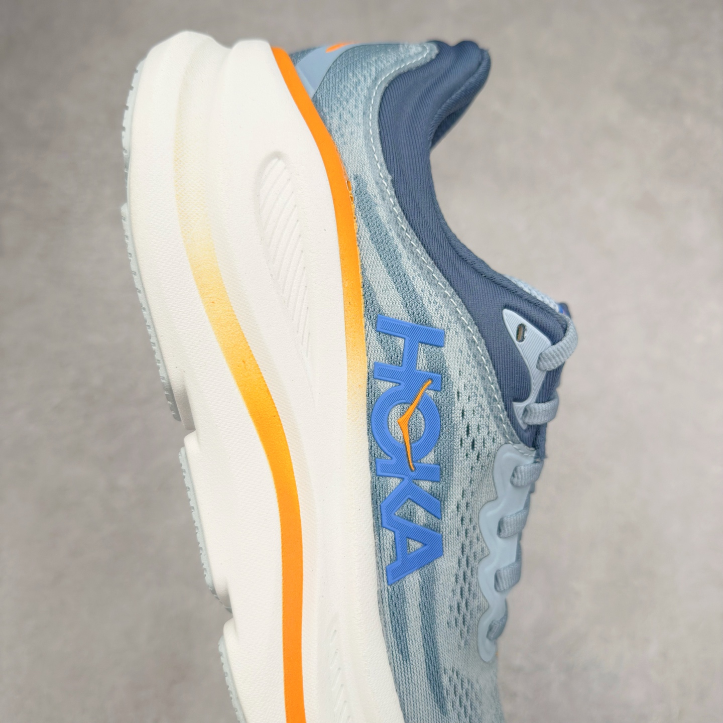 图片[6]-＃HK纯原 HOKA ONE ONE Clifton 克里夫顿10代专业性能减震公路跑步鞋 轻盈透气的针织网面和纱线的使用让鞋面更挺拔 增强鞋面的强度和支撑性能 搭配柔软的鞋舌 让双脚在舒适包裹中跑的更加畅快 全新泡棉中底 柔软的同时增强回弹性能 为不同跑者提供更平稳流畅的脚感 带来全面的缓冲保护 根据人体工程学设计的延长拉襟 后跟处弹软的海绵填充舒适固定 避免掉跟和摩擦 相比上一代光滑的内衬 Clifton 的内衬增强了摩擦力 避免双脚在鞋内滑动 尺码：36 36.5 37.5 38 38.5 39 40 40.5 41 42 42.5 43 44 44.5 45-选品中心