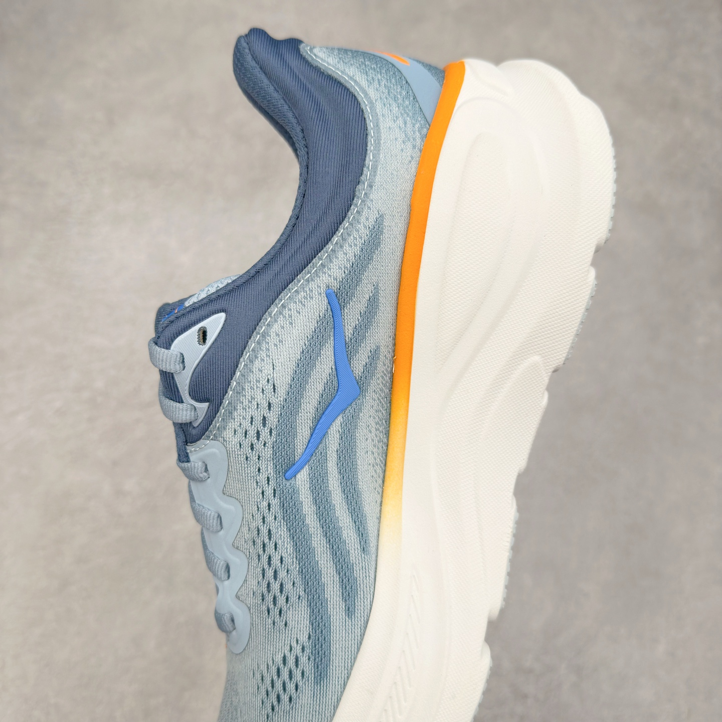 图片[7]-＃HK纯原 HOKA ONE ONE Clifton 克里夫顿10代专业性能减震公路跑步鞋 轻盈透气的针织网面和纱线的使用让鞋面更挺拔 增强鞋面的强度和支撑性能 搭配柔软的鞋舌 让双脚在舒适包裹中跑的更加畅快 全新泡棉中底 柔软的同时增强回弹性能 为不同跑者提供更平稳流畅的脚感 带来全面的缓冲保护 根据人体工程学设计的延长拉襟 后跟处弹软的海绵填充舒适固定 避免掉跟和摩擦 相比上一代光滑的内衬 Clifton 的内衬增强了摩擦力 避免双脚在鞋内滑动 尺码：36 36.5 37.5 38 38.5 39 40 40.5 41 42 42.5 43 44 44.5 45-选品中心