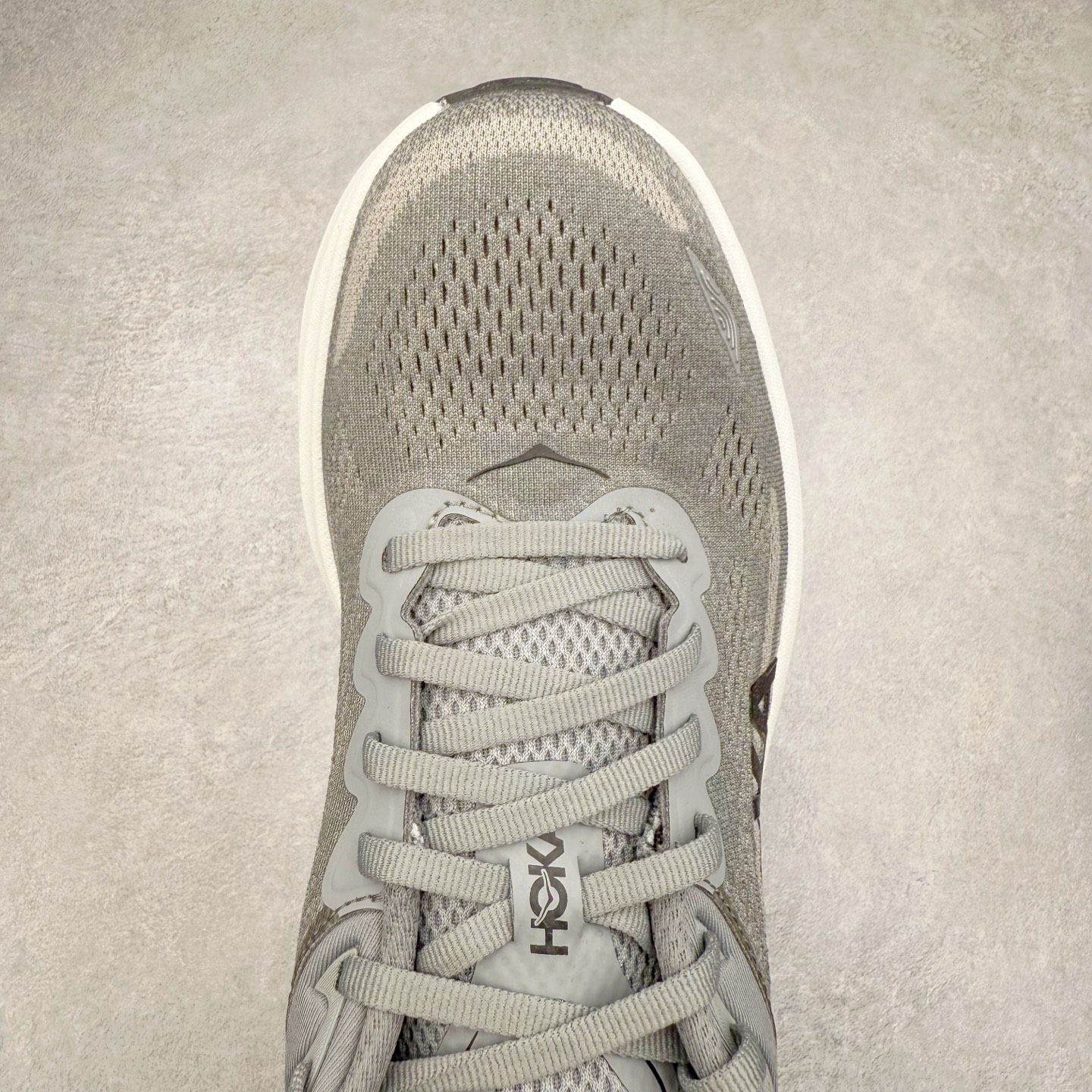 图片[4]-＃HK纯原 HOKA ONE ONE Clifton 克里夫顿10代专业性能减震公路跑步鞋 轻盈透气的针织网面和纱线的使用让鞋面更挺拔 增强鞋面的强度和支撑性能 搭配柔软的鞋舌 让双脚在舒适包裹中跑的更加畅快 全新泡棉中底 柔软的同时增强回弹性能 为不同跑者提供更平稳流畅的脚感 带来全面的缓冲保护 根据人体工程学设计的延长拉襟 后跟处弹软的海绵填充舒适固定 避免掉跟和摩擦 相比上一代光滑的内衬 Clifton 的内衬增强了摩擦力 避免双脚在鞋内滑动 尺码：36 36.5 37.5 38 38.5 39 40 40.5 41 42 42.5 43 44 44.5 45-选品中心